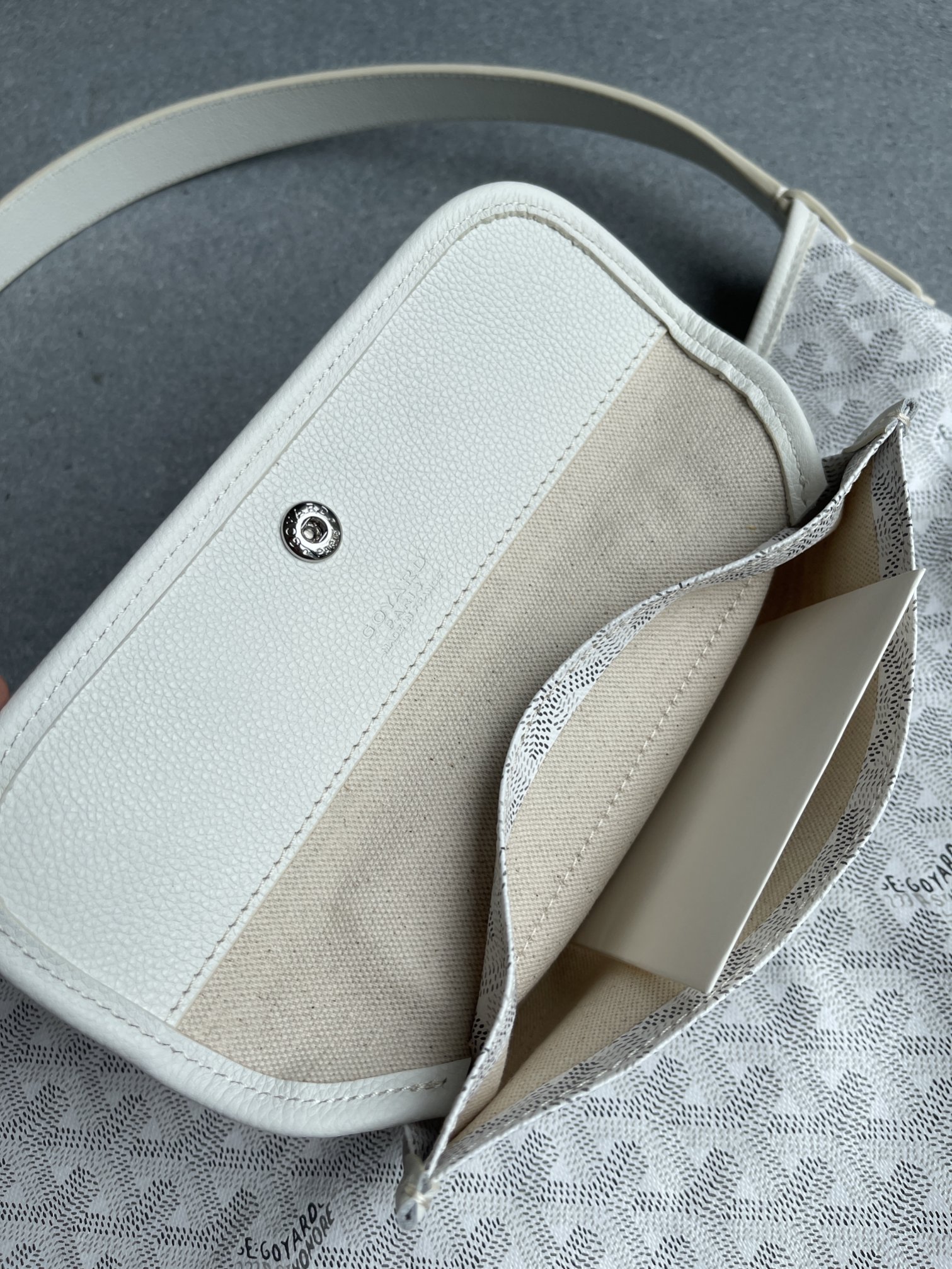 💰550 顶级戈雅工厂直销
Bohème Hobo 
狗牙腋下包 黑色
尺寸】43/27/14cm
包装】防尘袋 吊牌 说明书 
不影响二次销售前提下 七天内可以无理由退换