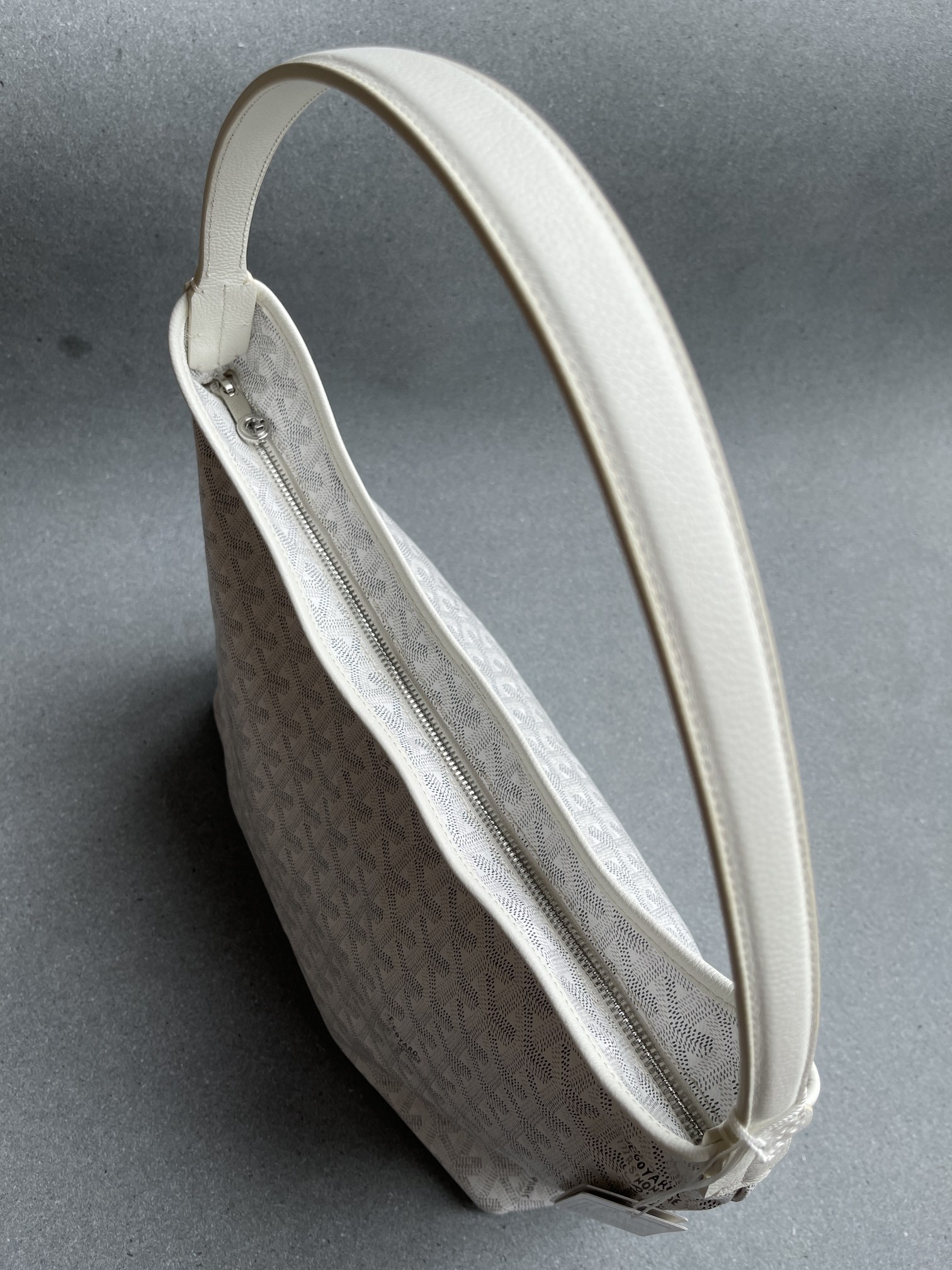 💰550 顶级戈雅工厂直销
Bohème Hobo 
狗牙腋下包 黑色
尺寸】43/27/14cm
包装】防尘袋 吊牌 说明书 
不影响二次销售前提下 七天内可以无理由退换