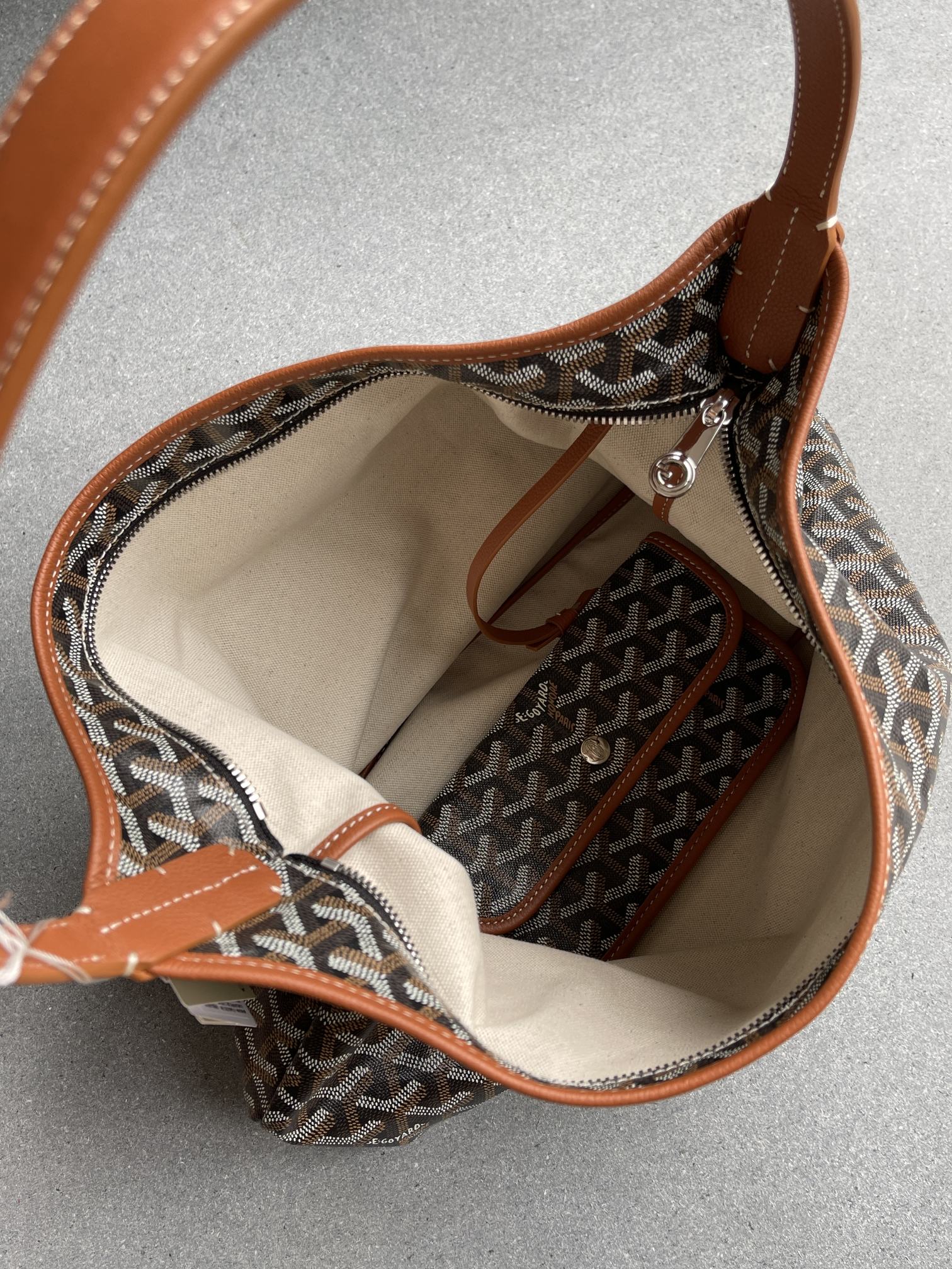 💰550 顶级戈雅工厂直销
Bohème Hobo 
狗牙腋下包 黑色
尺寸】43/27/14cm
包装】防尘袋 吊牌 说明书 
不影响二次销售前提下 七天内可以无理由退换