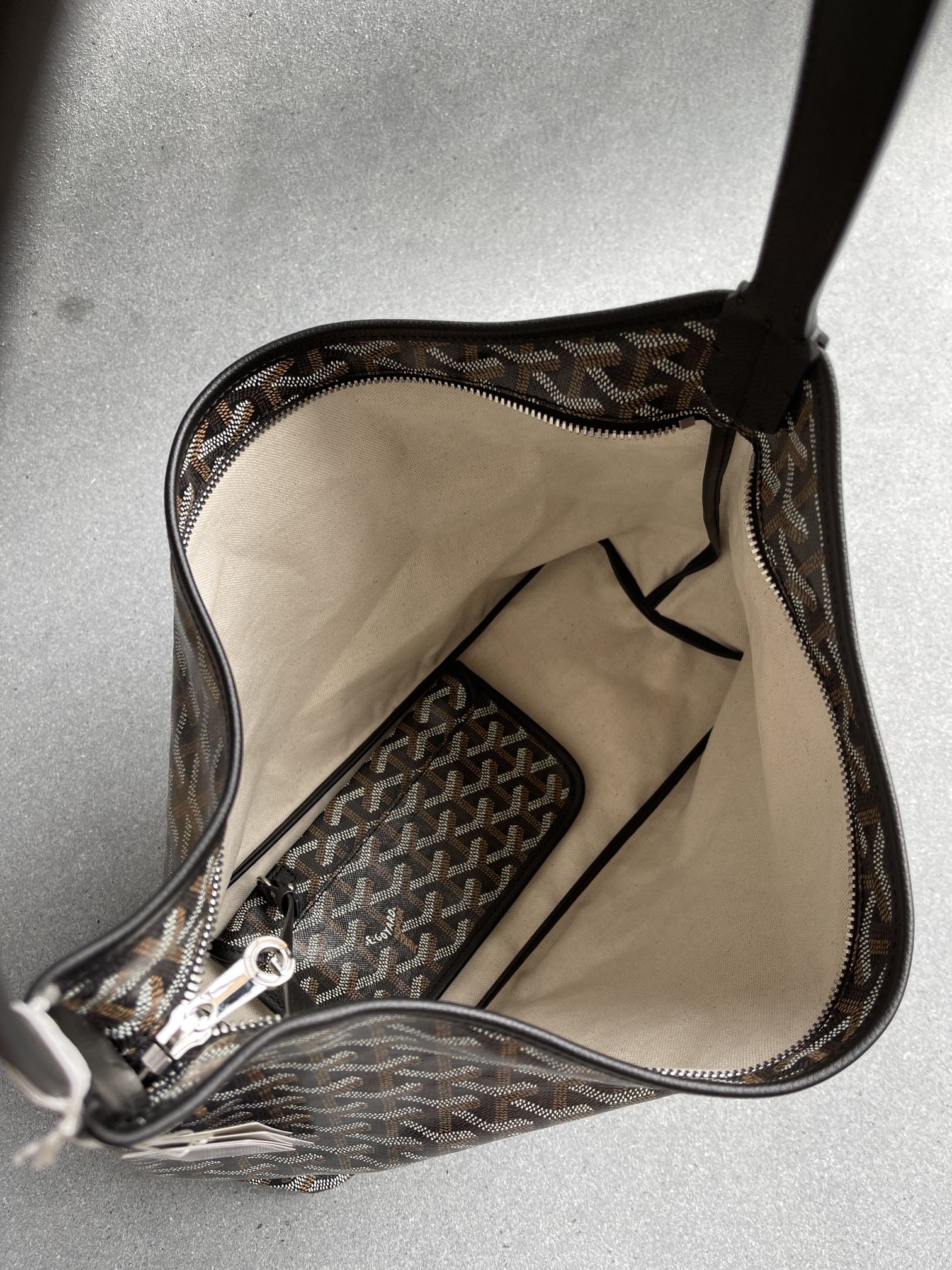 💰550 顶级戈雅工厂直销
Bohème Hobo 
狗牙腋下包 黑色
尺寸】43/27/14cm
包装】防尘袋 吊牌 说明书 
不影响二次销售前提下 七天内可以无理由退换