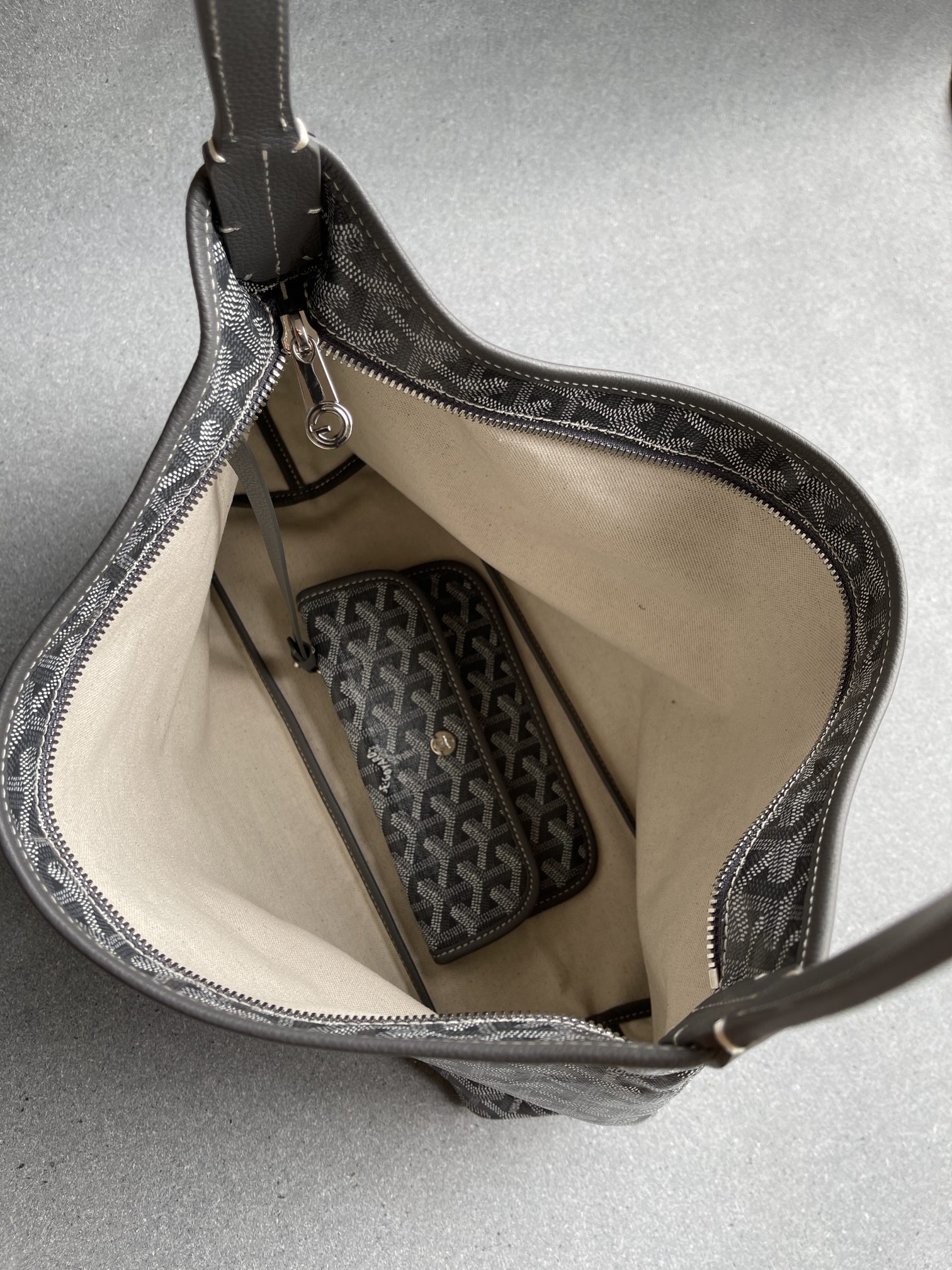 💰550 顶级戈雅工厂直销
Bohème Hobo 
狗牙腋下包 
尺寸】43/27/14cm
包装】防尘袋 吊牌 说明书 
不影响二次销售前提下 七天内可以无理由退换