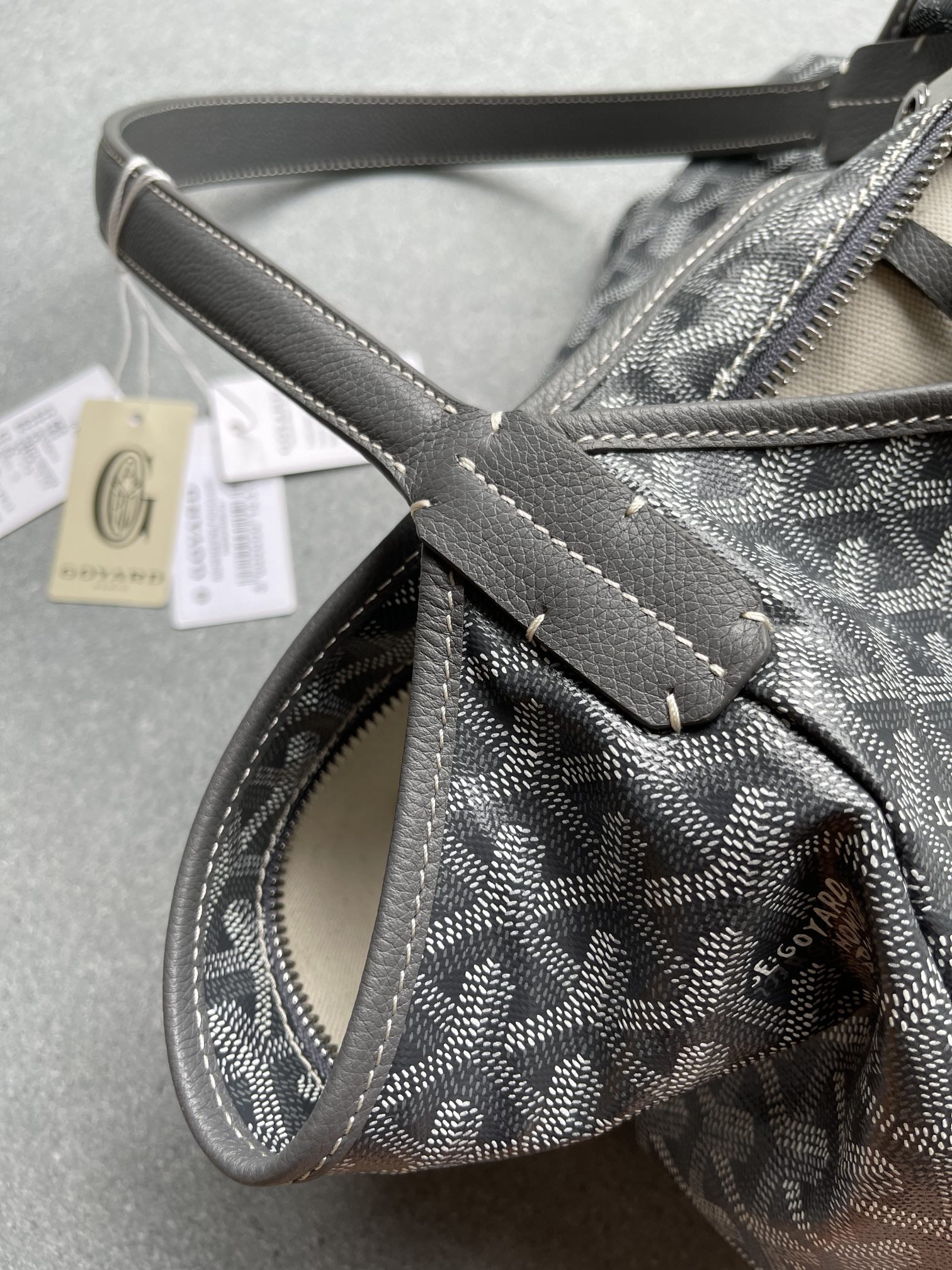 💰550 顶级戈雅工厂直销
Bohème Hobo 
狗牙腋下包 
尺寸】43/27/14cm
包装】防尘袋 吊牌 说明书 
不影响二次销售前提下 七天内可以无理由退换