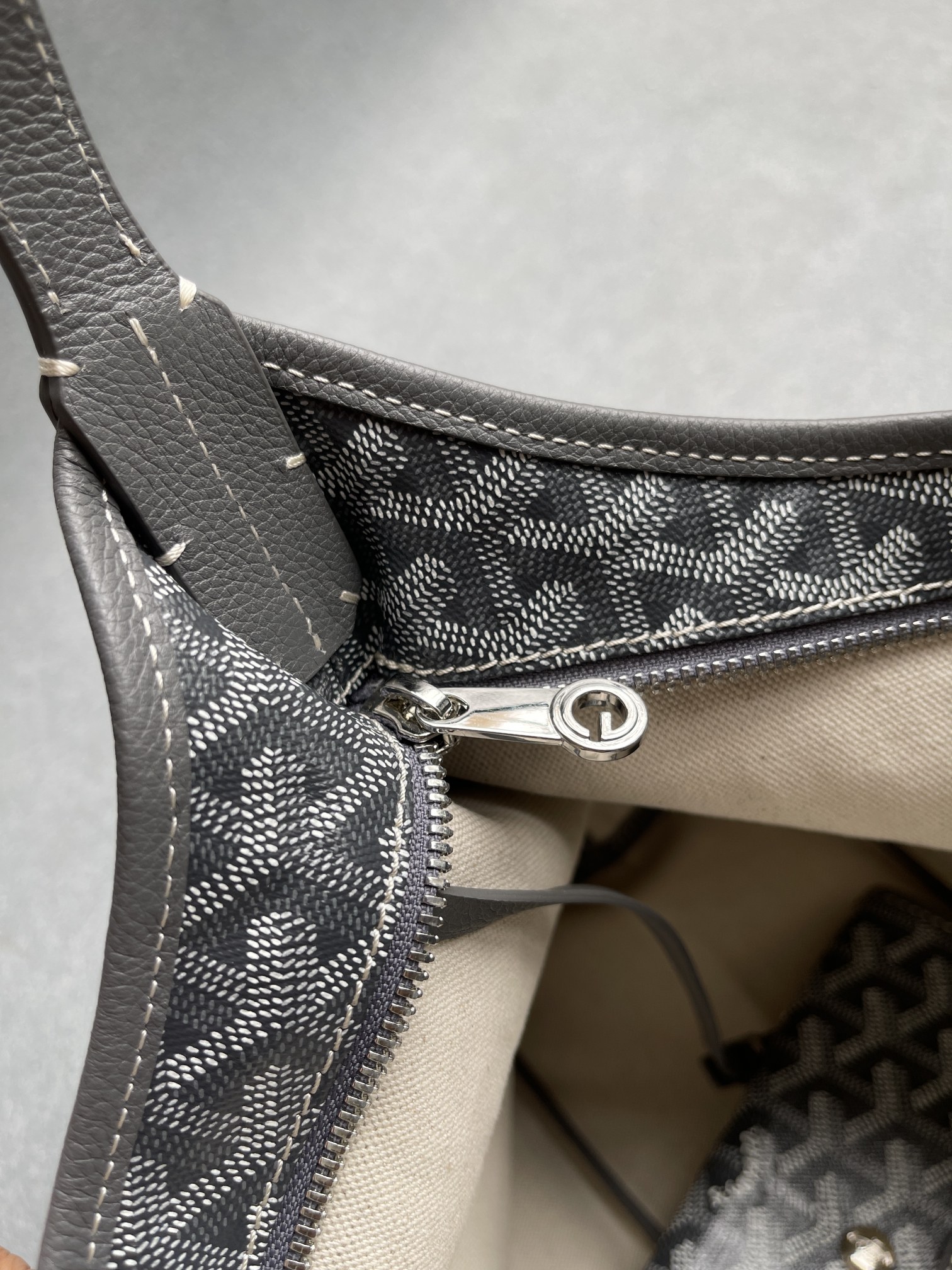 💰550 顶级戈雅工厂直销
Bohème Hobo 
狗牙腋下包 
尺寸】43/27/14cm
包装】防尘袋 吊牌 说明书 
不影响二次销售前提下 七天内可以无理由退换