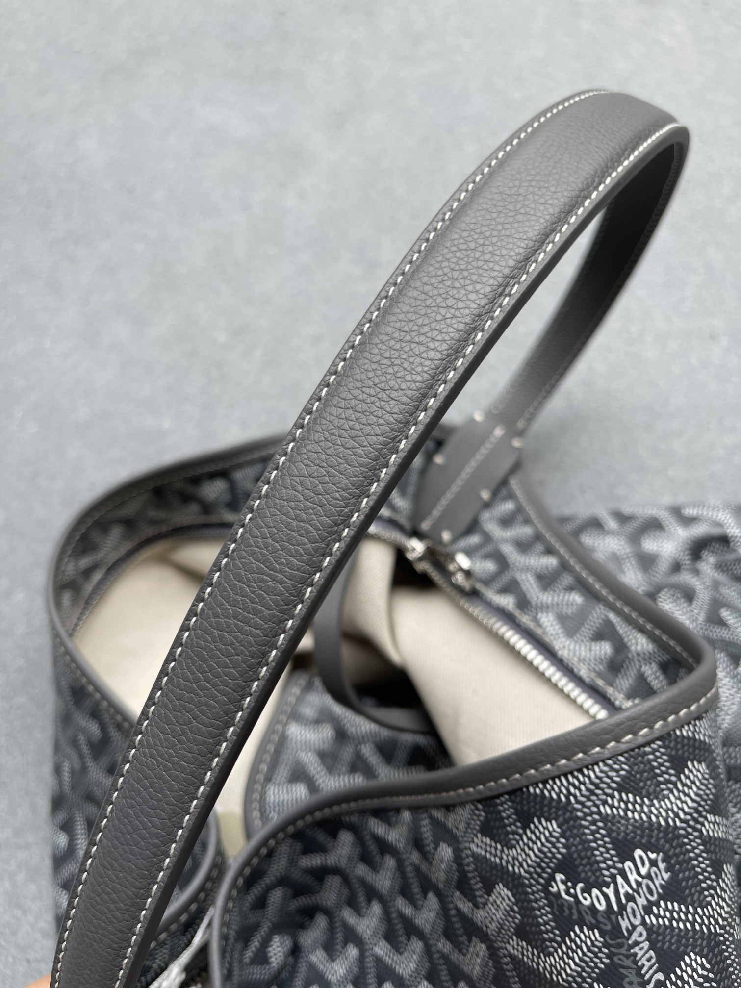 💰550 顶级戈雅工厂直销
Bohème Hobo 
狗牙腋下包 
尺寸】43/27/14cm
包装】防尘袋 吊牌 说明书 
不影响二次销售前提下 七天内可以无理由退换