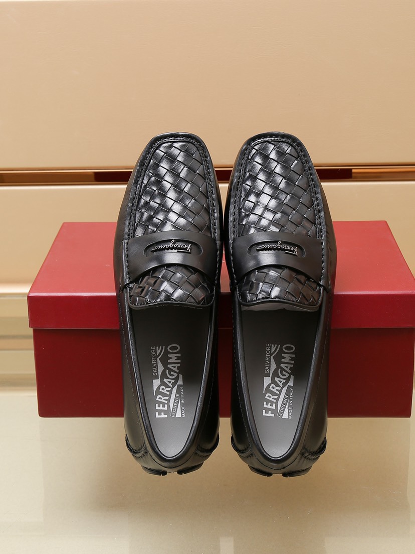 J0 Ferragamo菲拉格慕 官网1比1开模，经典爆款豆豆鞋，欧美大师设计简洁高档大气，专柜品质值得信赖，面料采用编织牛皮牛皮内里做工精细，原板大底上脚舒适百搭，潮男专属定制，驾车系列之首。