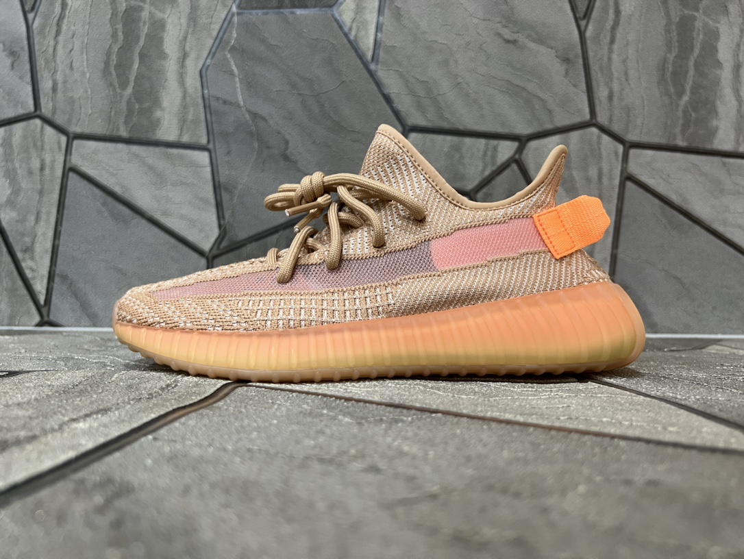 ☑️纯原级 椰子ewdydyV2 美洲限定 粘土 货号EG7sjdyes \nadidas Yeezy Boost ewdydyv2是迄今为止最受欢迎的Yeey鞋之ー。万邦客供辰元原厂鞋面 原厂鞋带 深圳高斯原厂马克线 过油巴斯夫真爆满钉大底 原厂模具成型 正确后跟外翻弧度 区别市面通货版本 万邦打标最新打标系统 原标原墨 细节如图\n码数：36 36.5 37 38 38.5 39 40 40.5 41 42 42.5 43 44 44.5 45 46 47