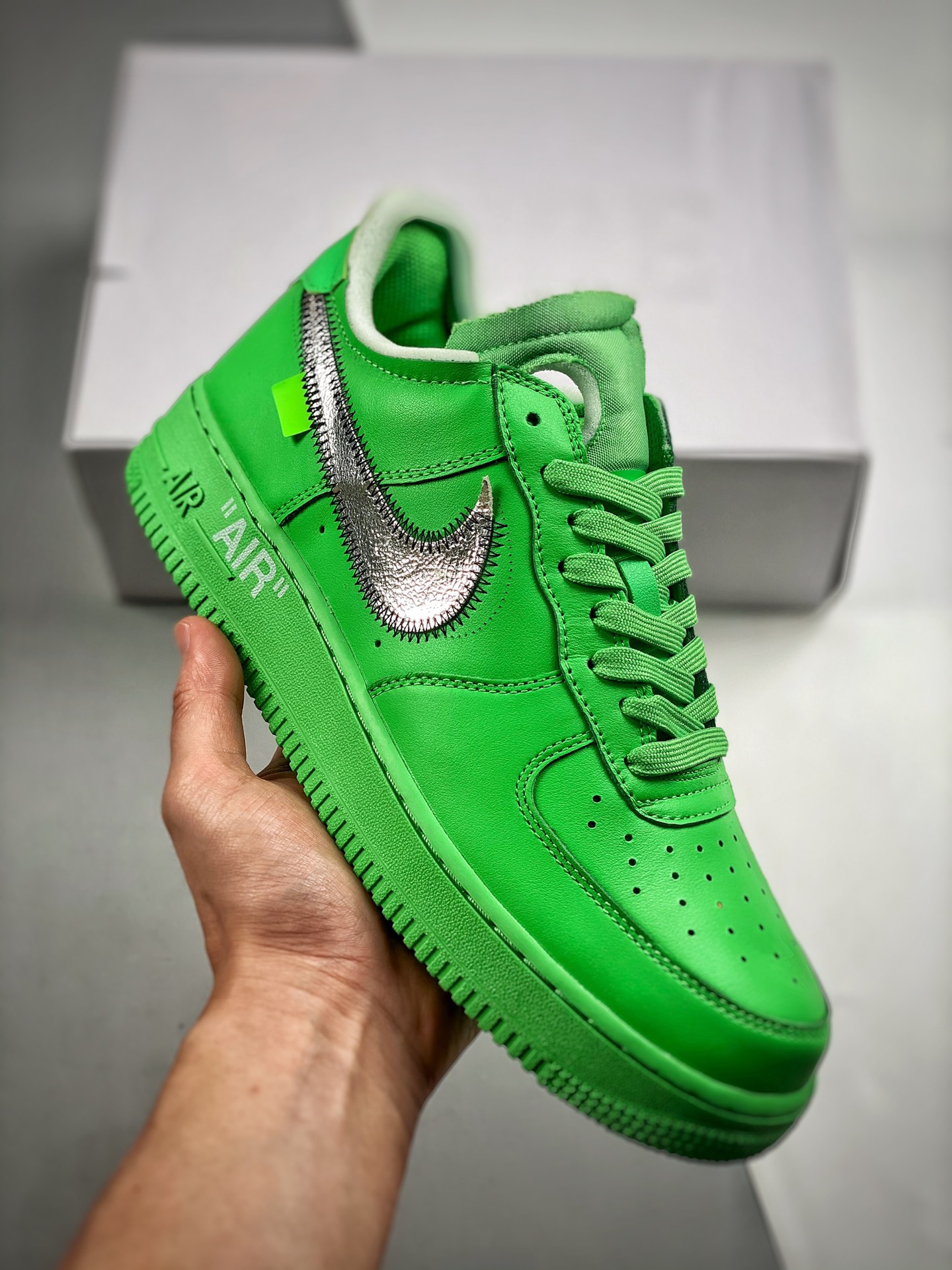 -3 AirForce 1 x OFF WHITE 空军联名 这双鞋以绿色为主体色调，搭配银色 Swoosh Logo，点缀白色标语，呈现出联名系列招的解构设计。Swoosh 侧面的绿色缝标在”绿色鞋身上十分显眼，与灰色的调包扣相呼应。V…