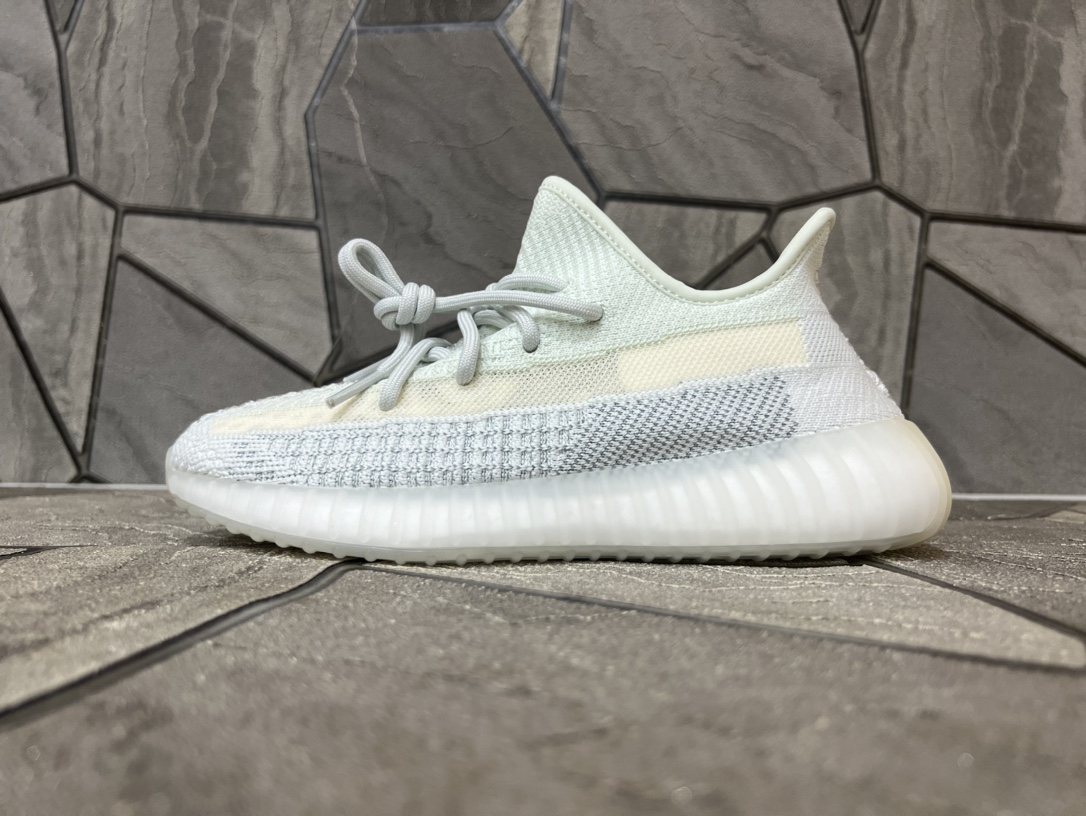 ☑️纯原级 椰子ewdydyV2 冰蓝满天星 货号FW5317 \nadidas Yeezy Boost ewdydyv2是迄今为止最受欢迎的Yeey鞋之ー。万邦客供辰元原厂鞋面 原厂鞋带 深圳高斯原厂马克线 过油巴斯夫真爆满钉大底 原厂模具成型 正确后跟外翻弧度 区别市面通货版本 万邦打标最新打标系统 原标原墨 细节如图\n码数：36 36.5 37 38 38.5 39 40 40.5 41 42 42.5 43 44 44.5 45 46 47