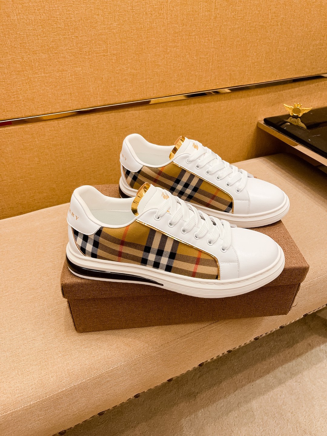 I5 巴宝莉 Burberry  男鞋高端品牌 官网1：1最新力作：鞋面采用意大利进口头层牛皮搭配布料舒适透气内里原版防滑耐磨大底制作，让行走更加便捷舒适，惊世之作，与官方的质量相比美的1：1复刻[色]打造时尚个性衬托你的与众不同潮男必备!经典