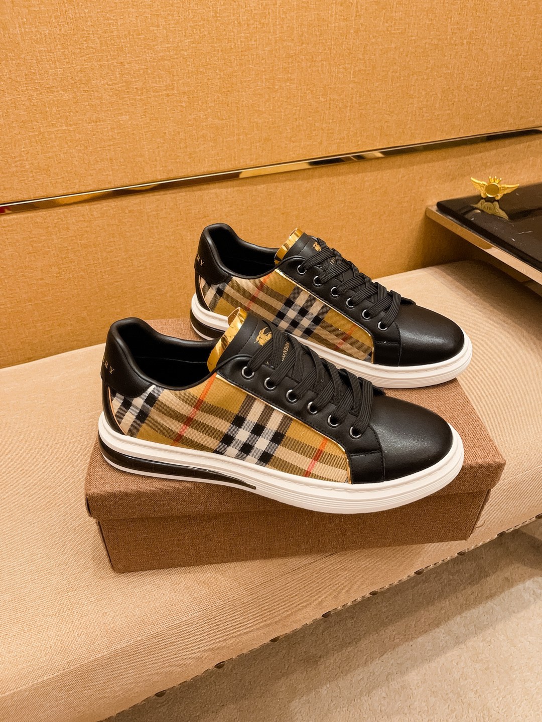 I5 巴宝莉 Burberry  男鞋高端品牌 官网1：1最新力作：鞋面采用意大利进口头层牛皮搭配布料舒适透气内里原版防滑耐磨大底制作，让行走更加便捷舒适，惊世之作，与官方的质量相比美的1：1复刻[色]打造时尚个性衬托你的与众不同潮男必备!经典