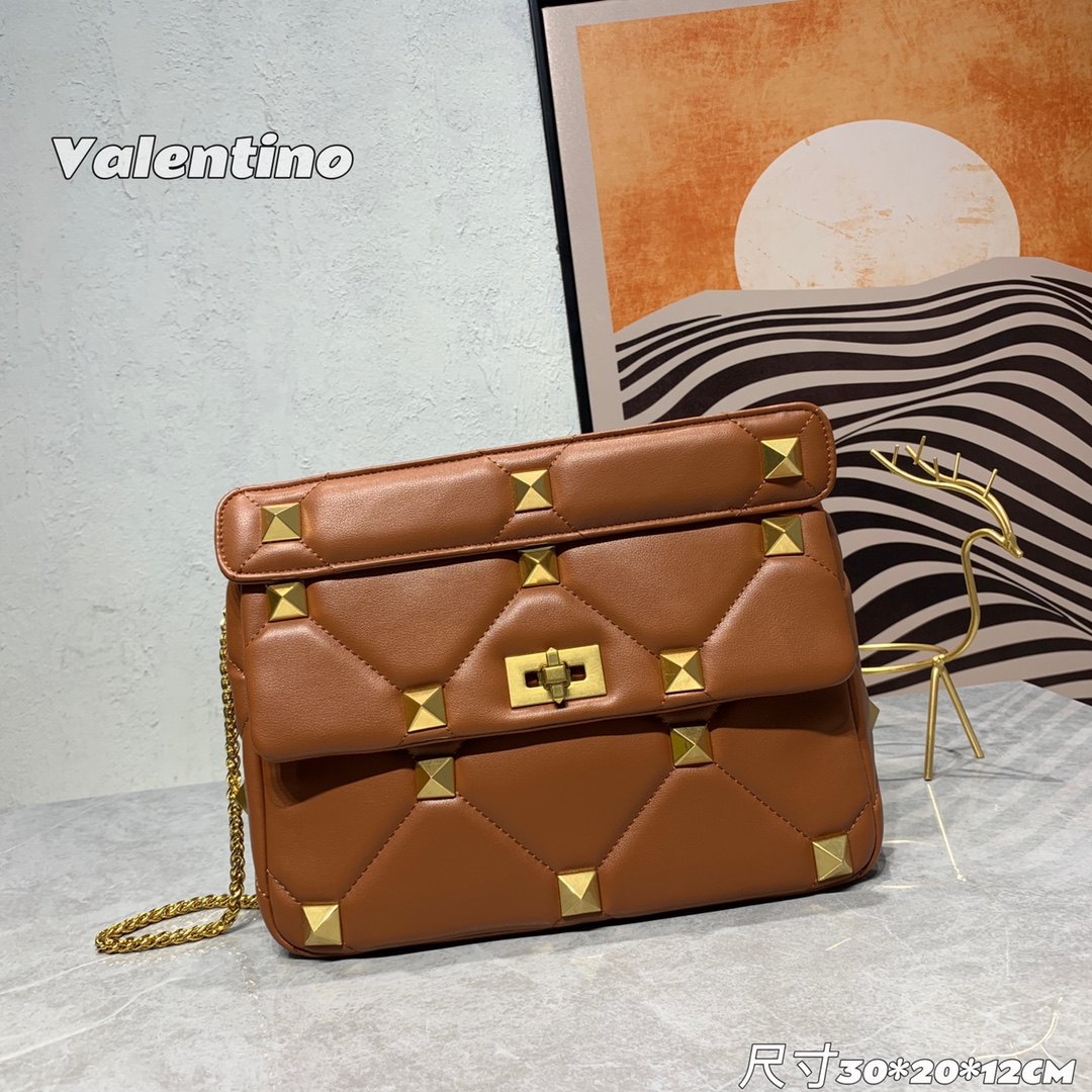 460 Valentino Garavani Roman Stud 大号纳帕羊皮革链条大钉包 V009083