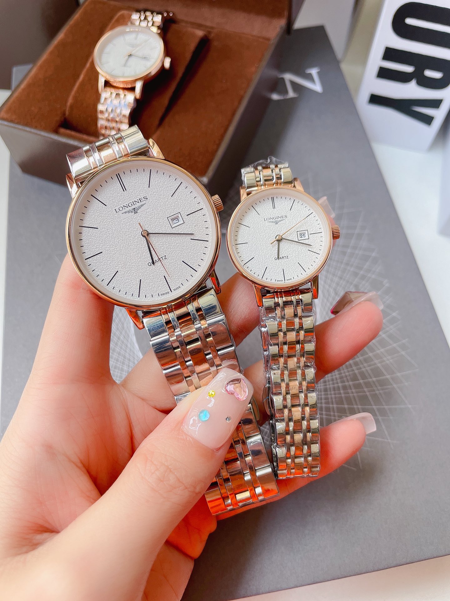 J5   最新经典浪琴  Longines  情侣对表 原装进口石英机芯 钢化玻璃 316L精钢表壳 直径男40mm女30mm 厚8mm如果今天的阳光停止了它耀眼的光芒。那么你的一个微笑，将照亮我的整个世界 实物拍摄 品质如一”},”album_qrcode”:”https://xcimg.szwego.com/code_C2050530995_207830.png