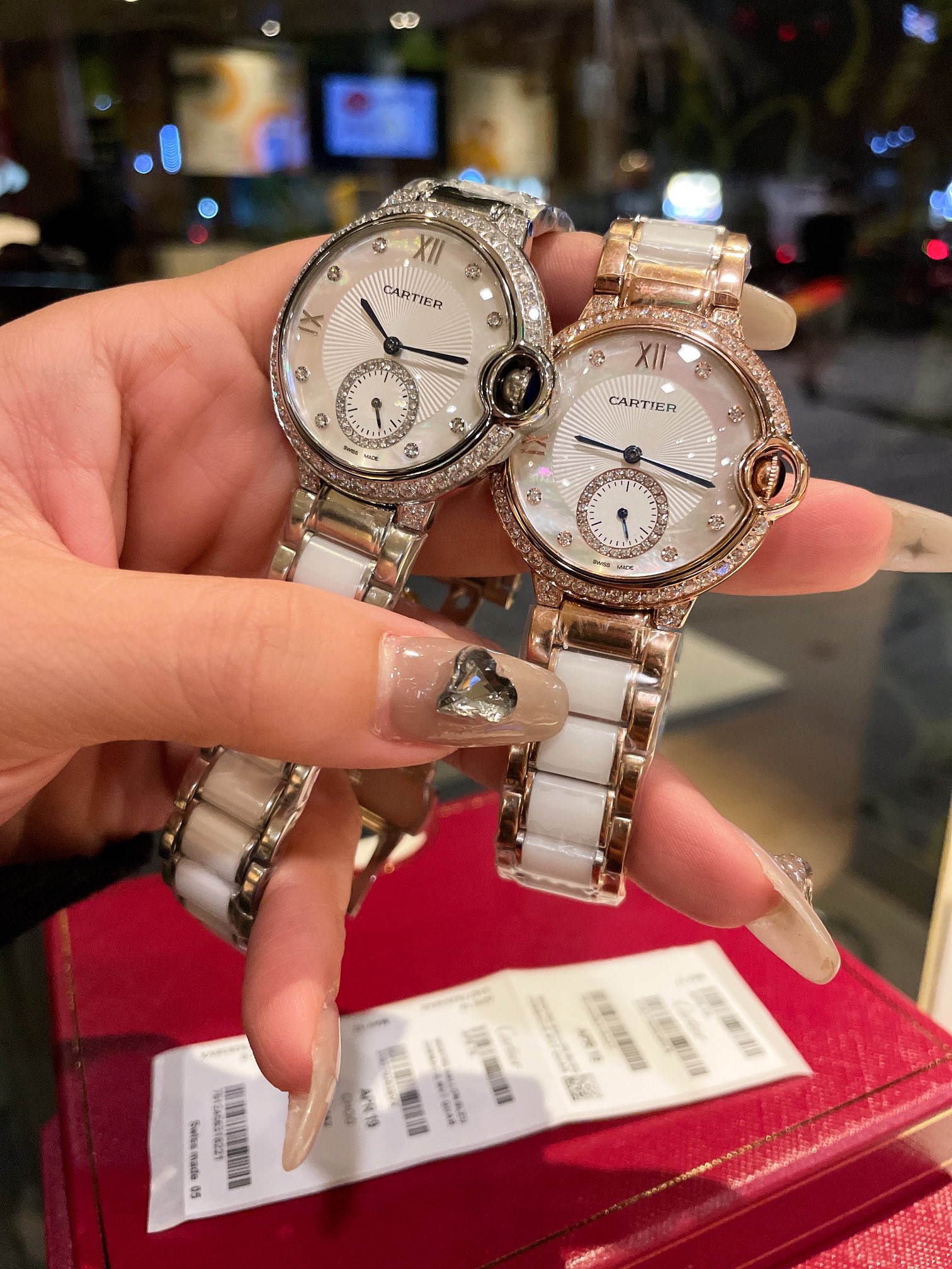 L5  时尚石英女款 卡地亚 Cartier 设计用心百搭耐看佩戴舒适爆款篮气球，光圈有光泽感，钻圈有珠宝气。采用进口石英机芯，搭配最时尚陶瓷间钢带，华丽独特却不繁复，整枚腕表典雅和谐，表盘复古，自带贵族气质尺寸36mm*9mm