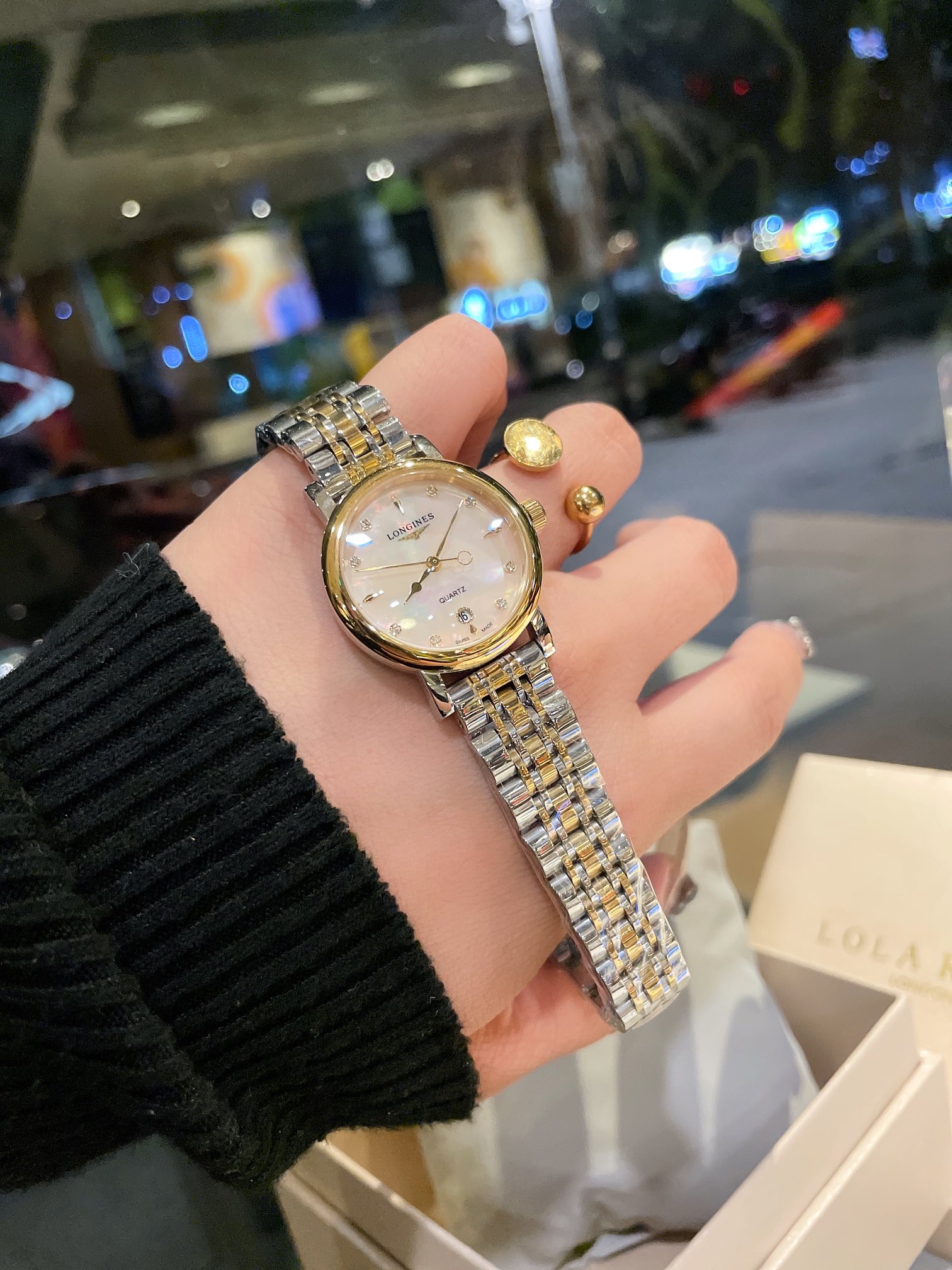 K0  浪琴 Longines 表结合女性材质与动感线条 打造出全新浪琴 Longines 系列Conquest Classic腕表 腕表仍然忠实于该品牌的标志性优雅气质 该系列腕表采用进口日本石英机芯 走时精准无比 并采用精钢表链 精致而细腻 完美符合当代女性需求