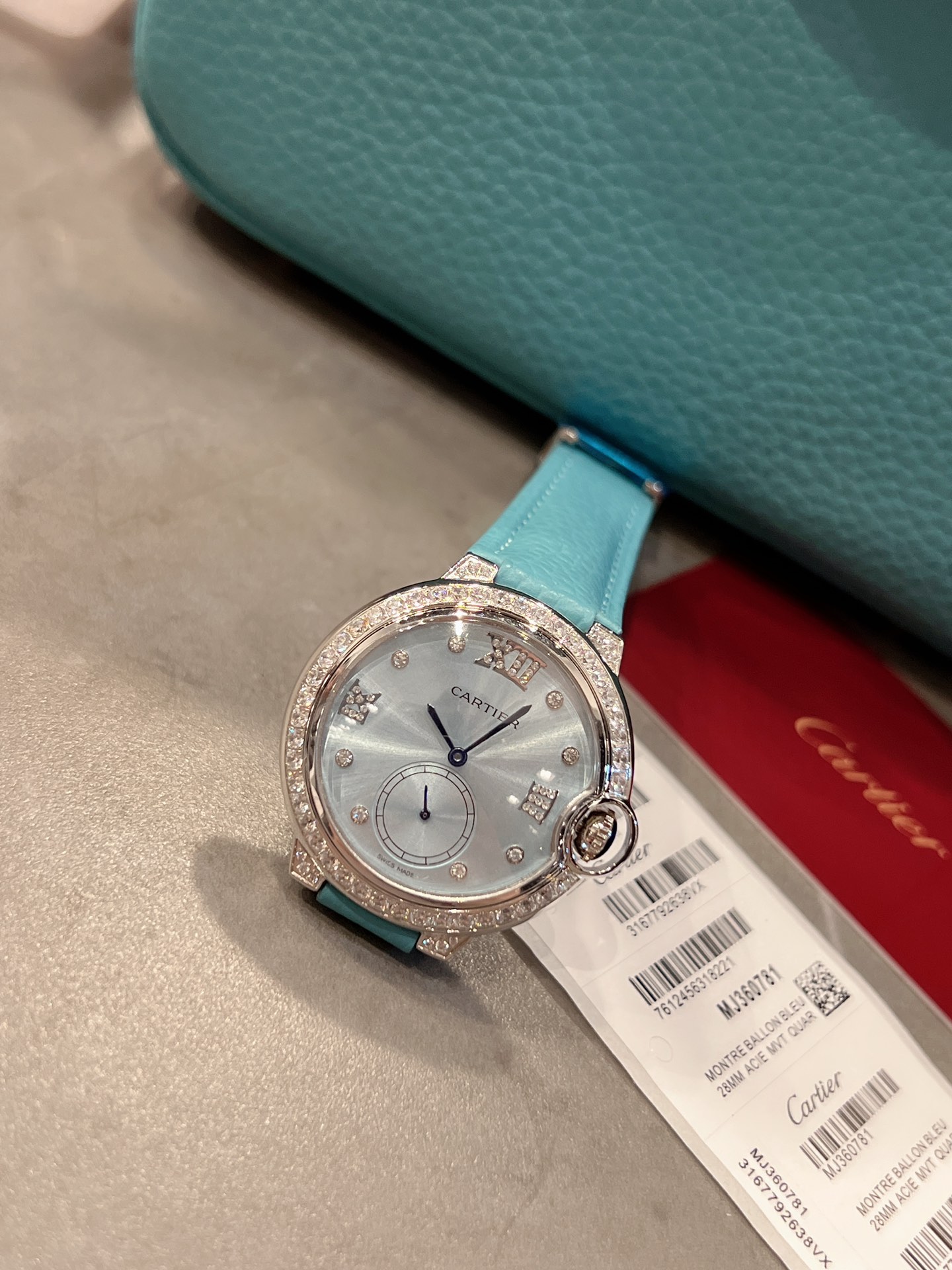 春夏冰🧊蓝新色💰350❤️  卡地亚 完美的治愈色/很气质的颜色，荔枝纹皮饱和度恰到好处，细腻的羊皮戴上手超级柔软舒适✨自然的奶油感，简直不要太小清新，关键是超显高档❗️ 卡地亚蓝气球镶钻珍珠贝壳🐚面🌃星空运转 奢华实物超美💋瑞士石英尺寸36mm 力荐入手