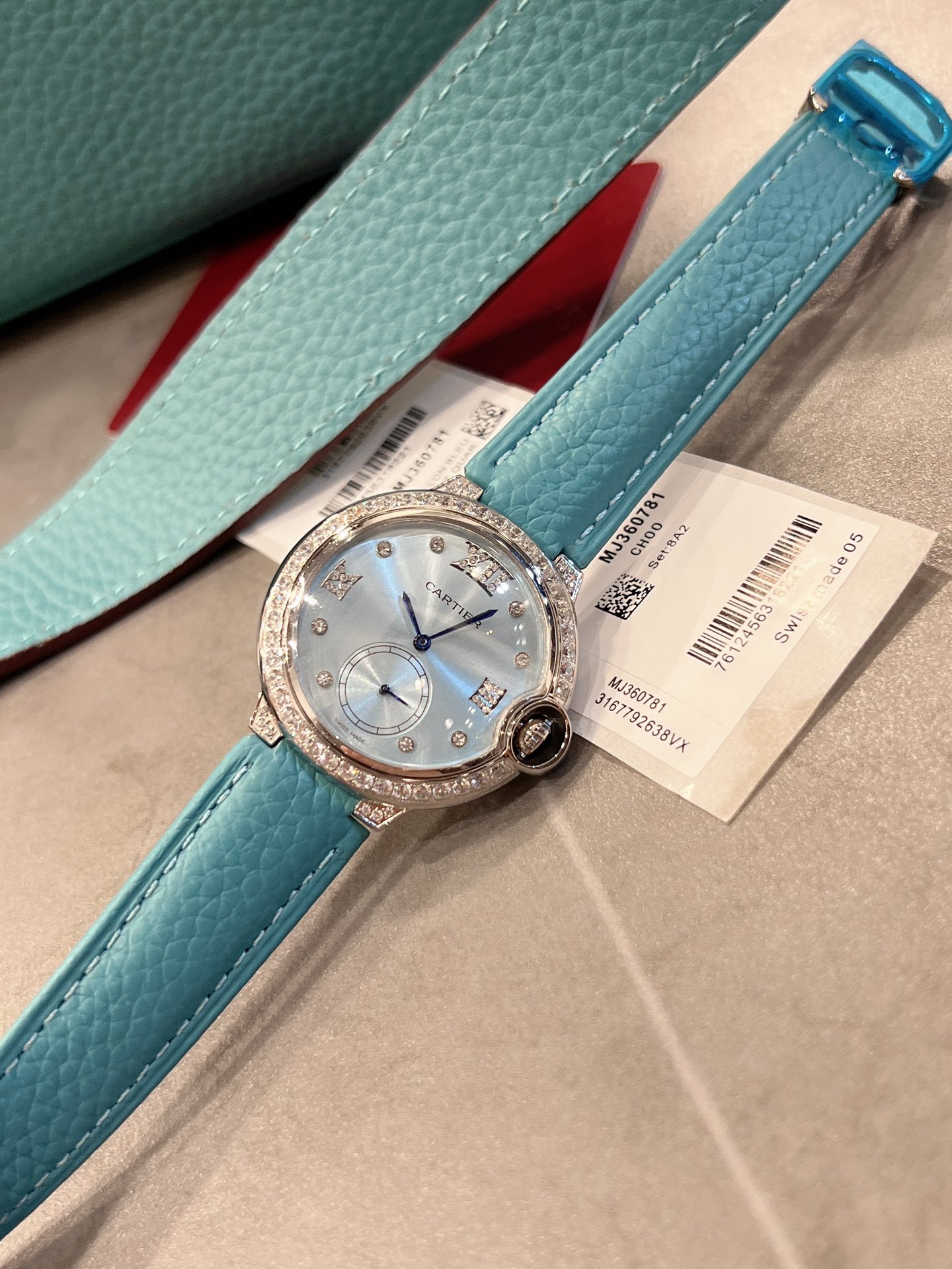 春夏冰🧊蓝新色💰350❤️  卡地亚 完美的治愈色/很气质的颜色，荔枝纹皮饱和度恰到好处，细腻的羊皮戴上手超级柔软舒适✨自然的奶油感，简直不要太小清新，关键是超显高档❗️ 卡地亚蓝气球镶钻珍珠贝壳🐚面🌃星空运转 奢华实物超美💋瑞士石英尺寸36mm 力荐入手