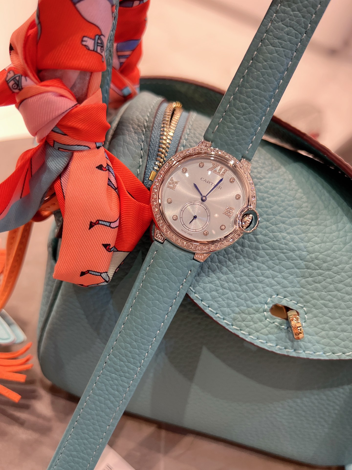 春夏冰🧊蓝新色💰350❤️  卡地亚 完美的治愈色/很气质的颜色，荔枝纹皮饱和度恰到好处，细腻的羊皮戴上手超级柔软舒适✨自然的奶油感，简直不要太小清新，关键是超显高档❗️ 卡地亚蓝气球镶钻珍珠贝壳🐚面🌃星空运转 奢华实物超美💋瑞士石英尺寸36mm 力荐入手