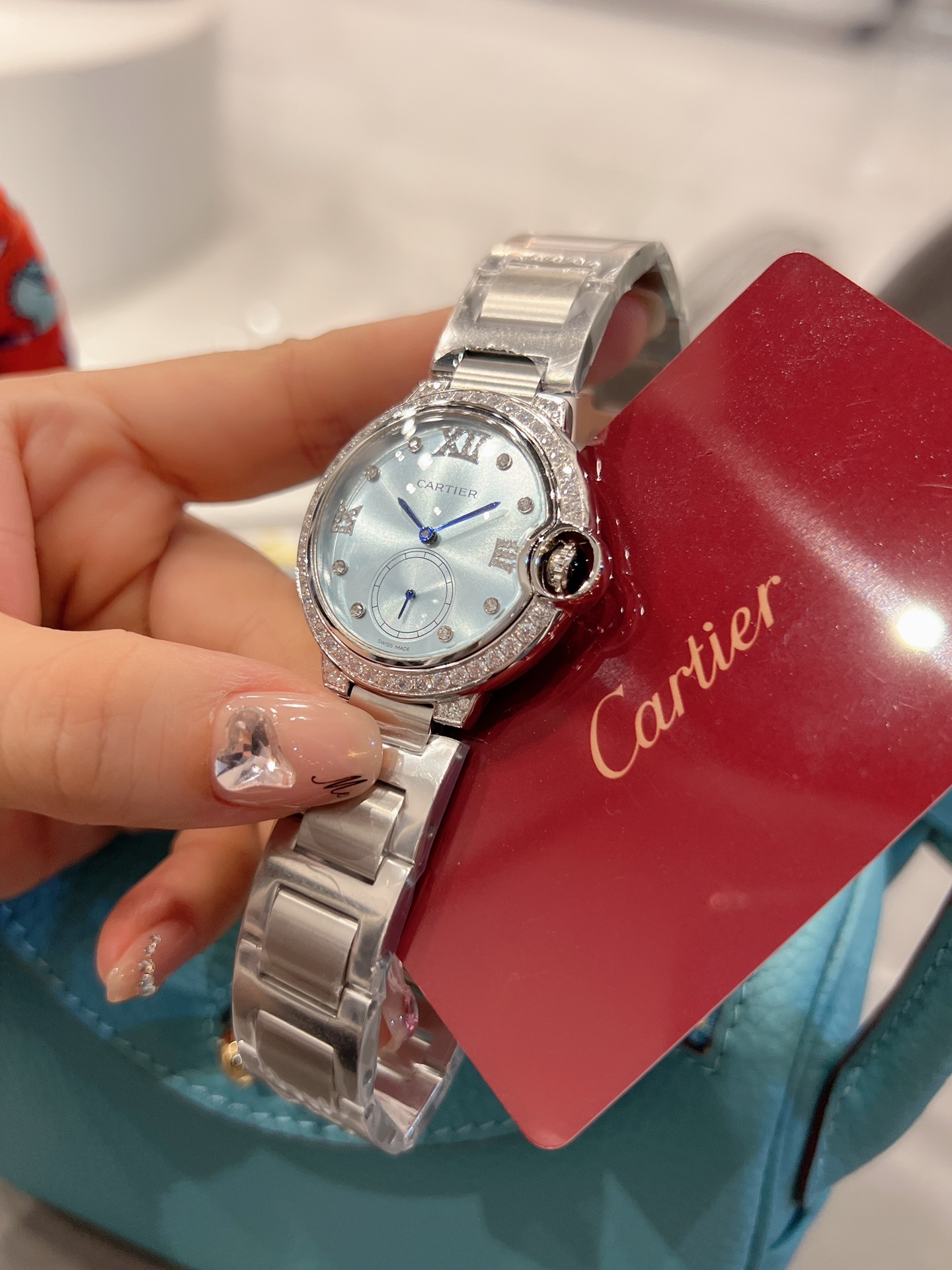 春夏冰🧊蓝新色💰350❤️  卡地亚 完美的治愈色/很气质的颜色，荔枝纹皮饱和度恰到好处，细腻的羊皮戴上手超级柔软舒适✨自然的奶油感，简直不要太小清新，关键是超显高档❗️ 卡地亚蓝气球镶钻珍珠贝壳🐚面🌃星空运转 奢华实物超美💋瑞士石英尺寸36mm 力荐入手