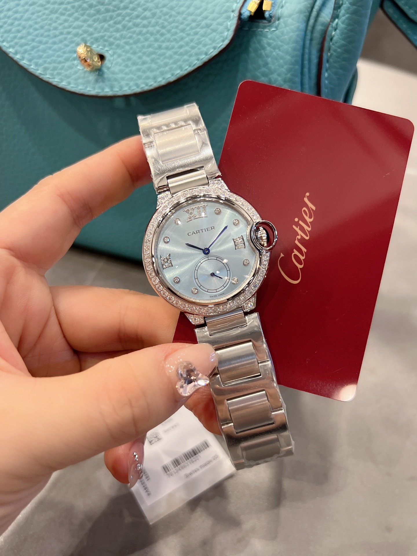 春夏冰🧊蓝新色💰350❤️  卡地亚 完美的治愈色/很气质的颜色，荔枝纹皮饱和度恰到好处，细腻的羊皮戴上手超级柔软舒适✨自然的奶油感，简直不要太小清新，关键是超显高档❗️ 卡地亚蓝气球镶钻珍珠贝壳🐚面🌃星空运转 奢华实物超美💋瑞士石英尺寸36mm 力荐入手