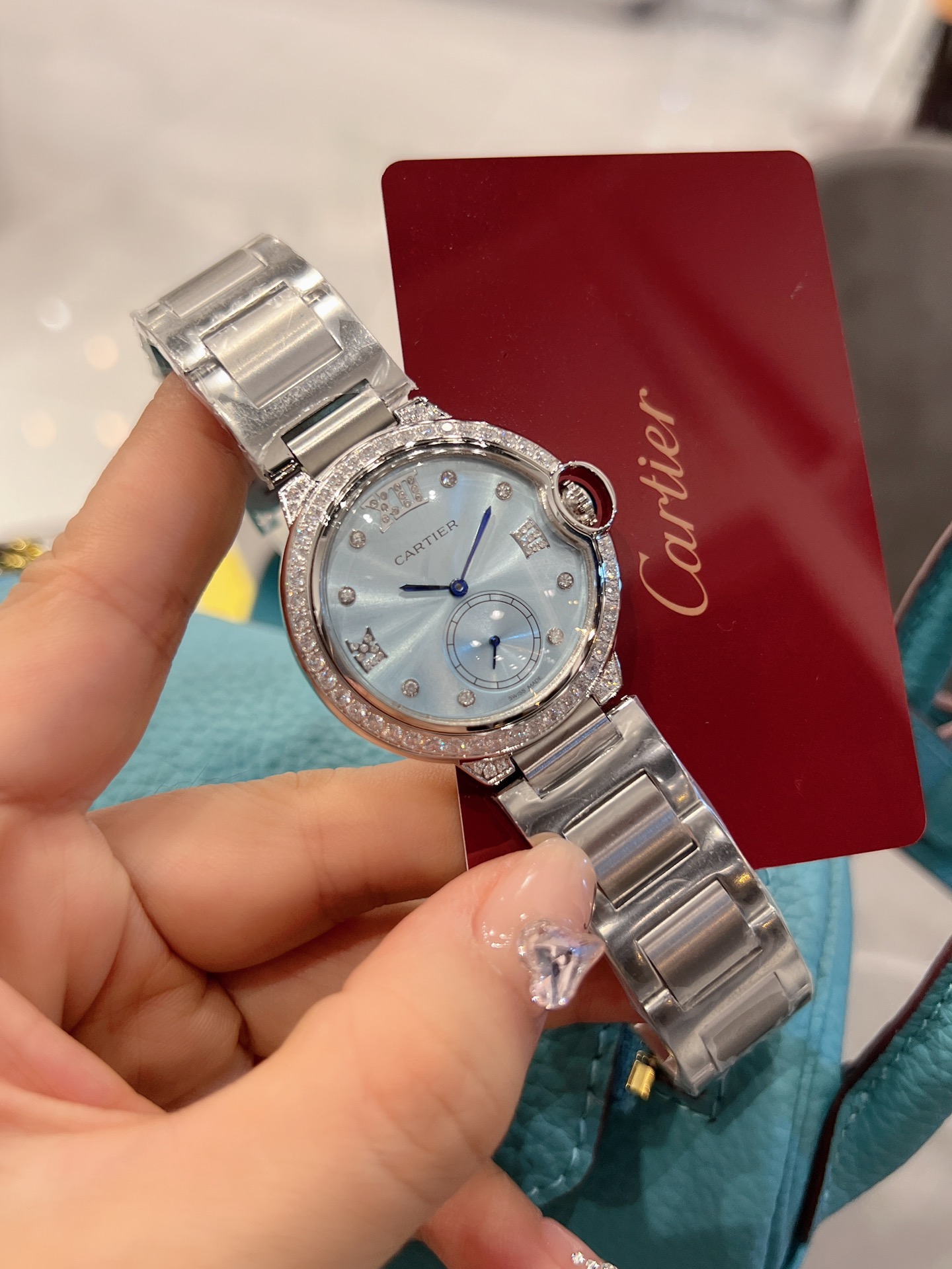 春夏冰🧊蓝新色💰350❤️  卡地亚 完美的治愈色/很气质的颜色，荔枝纹皮饱和度恰到好处，细腻的羊皮戴上手超级柔软舒适✨自然的奶油感，简直不要太小清新，关键是超显高档❗️ 卡地亚蓝气球镶钻珍珠贝壳🐚面🌃星空运转 奢华实物超美💋瑞士石英尺寸36mm 力荐入手