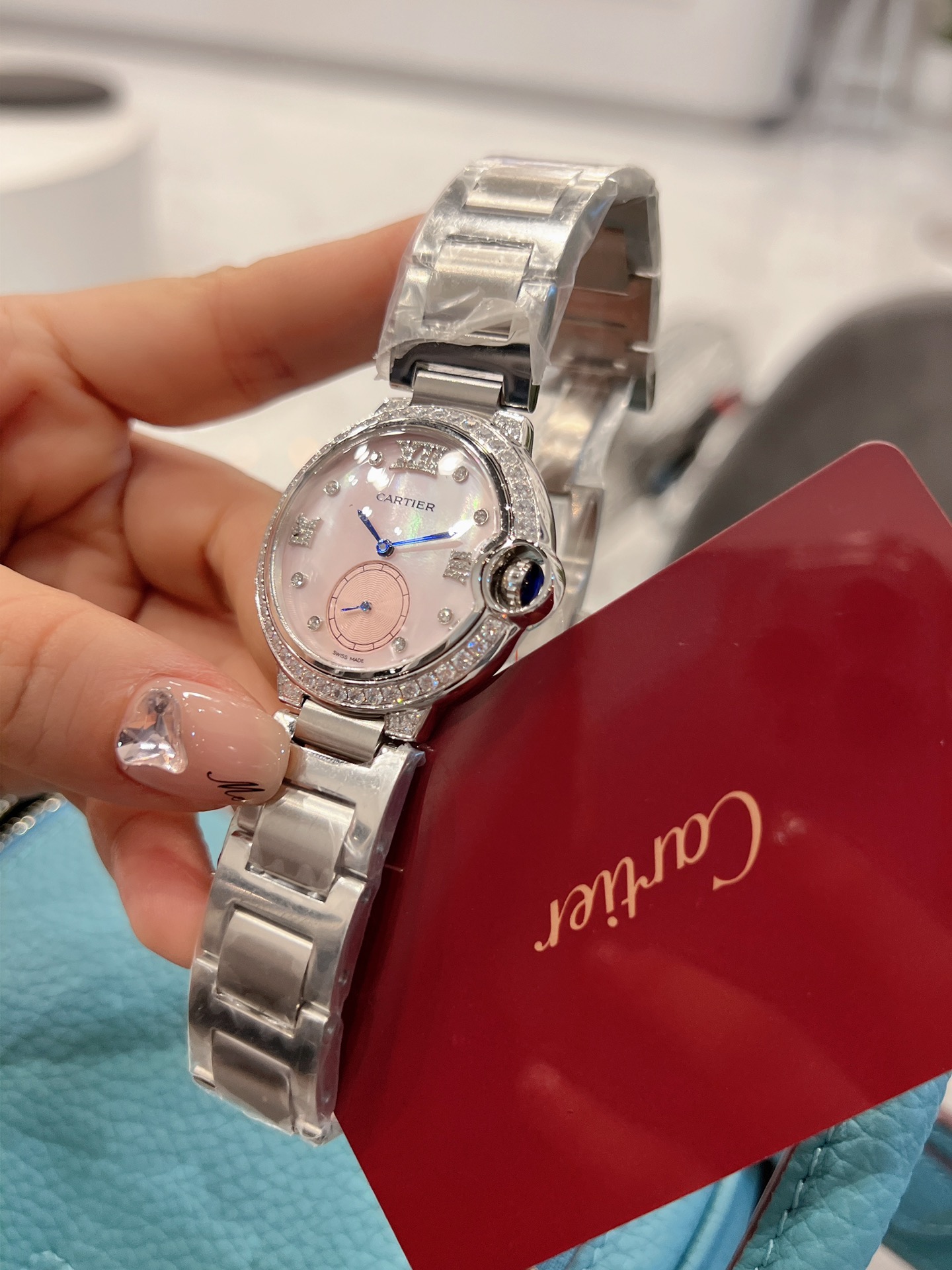 春夏冰粉新色💰350❤️  卡地亚 完美的治愈色/很气质的颜色，荔枝纹皮饱和度恰到好处，细腻的羊皮戴上手超级柔软舒适✨自然的奶油感，简直不要太小清新，关键是超显高档❗️ 卡地亚蓝气球镶钻珍珠贝壳🐚面🌃星空运转 奢华实物超美💋瑞士石英尺寸36mm 力荐入手