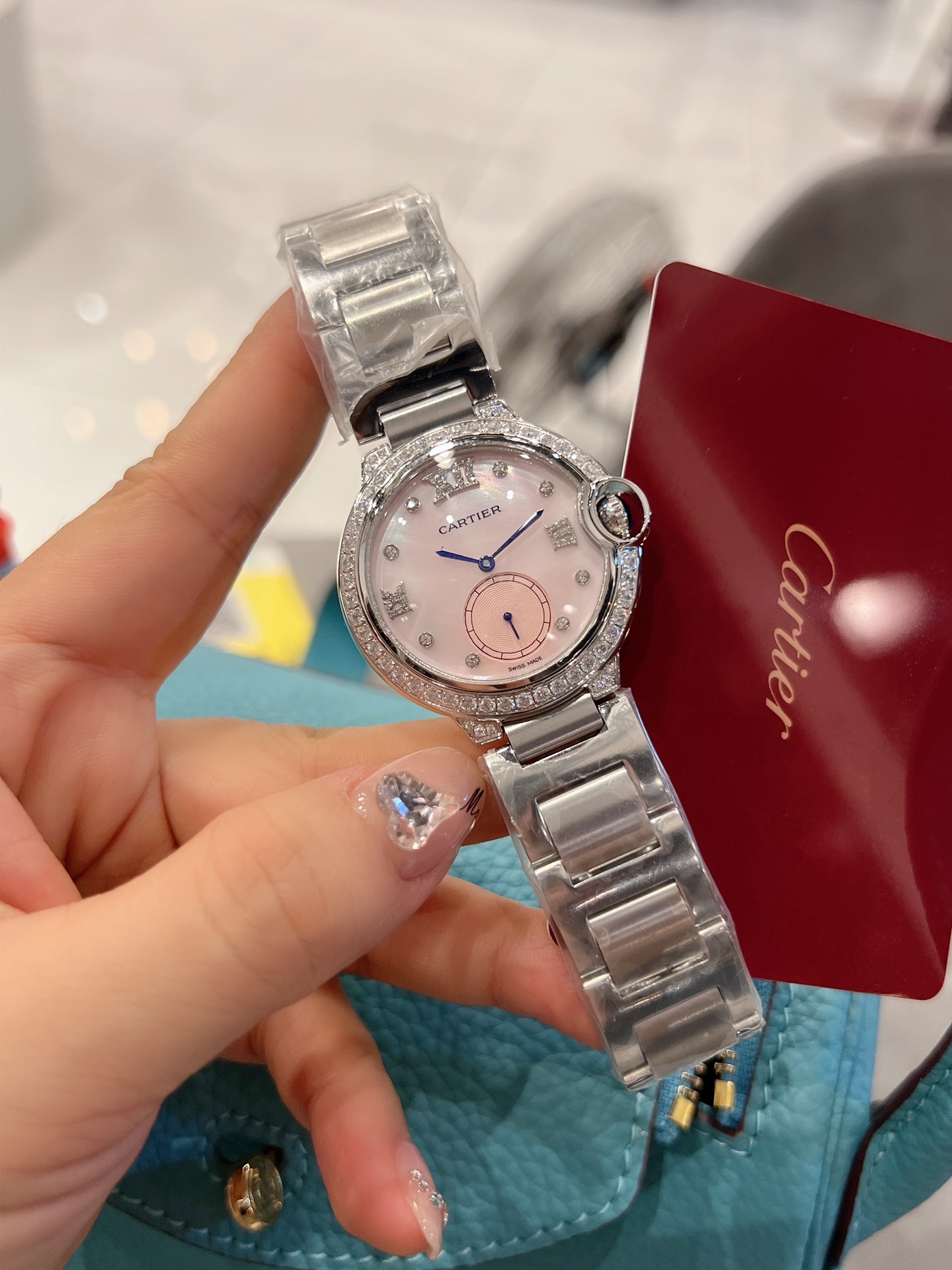 春夏冰粉新色💰350❤️  卡地亚 完美的治愈色/很气质的颜色，荔枝纹皮饱和度恰到好处，细腻的羊皮戴上手超级柔软舒适✨自然的奶油感，简直不要太小清新，关键是超显高档❗️ 卡地亚蓝气球镶钻珍珠贝壳🐚面🌃星空运转 奢华实物超美💋瑞士石英尺寸36mm 力荐入手