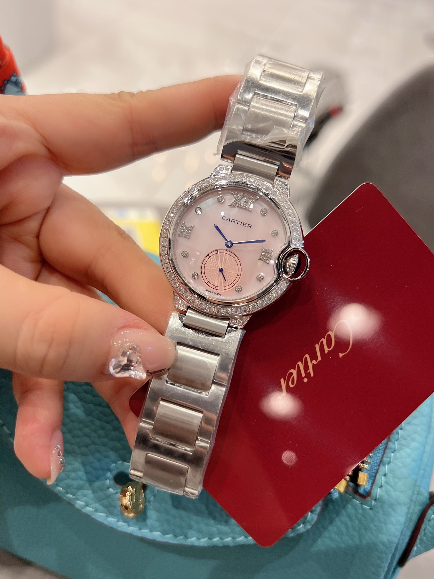 春夏冰粉新色💰350❤️  卡地亚 完美的治愈色/很气质的颜色，荔枝纹皮饱和度恰到好处，细腻的羊皮戴上手超级柔软舒适✨自然的奶油感，简直不要太小清新，关键是超显高档❗️ 卡地亚蓝气球镶钻珍珠贝壳🐚面🌃星空运转 奢华实物超美💋瑞士石英尺寸36mm 力荐入手