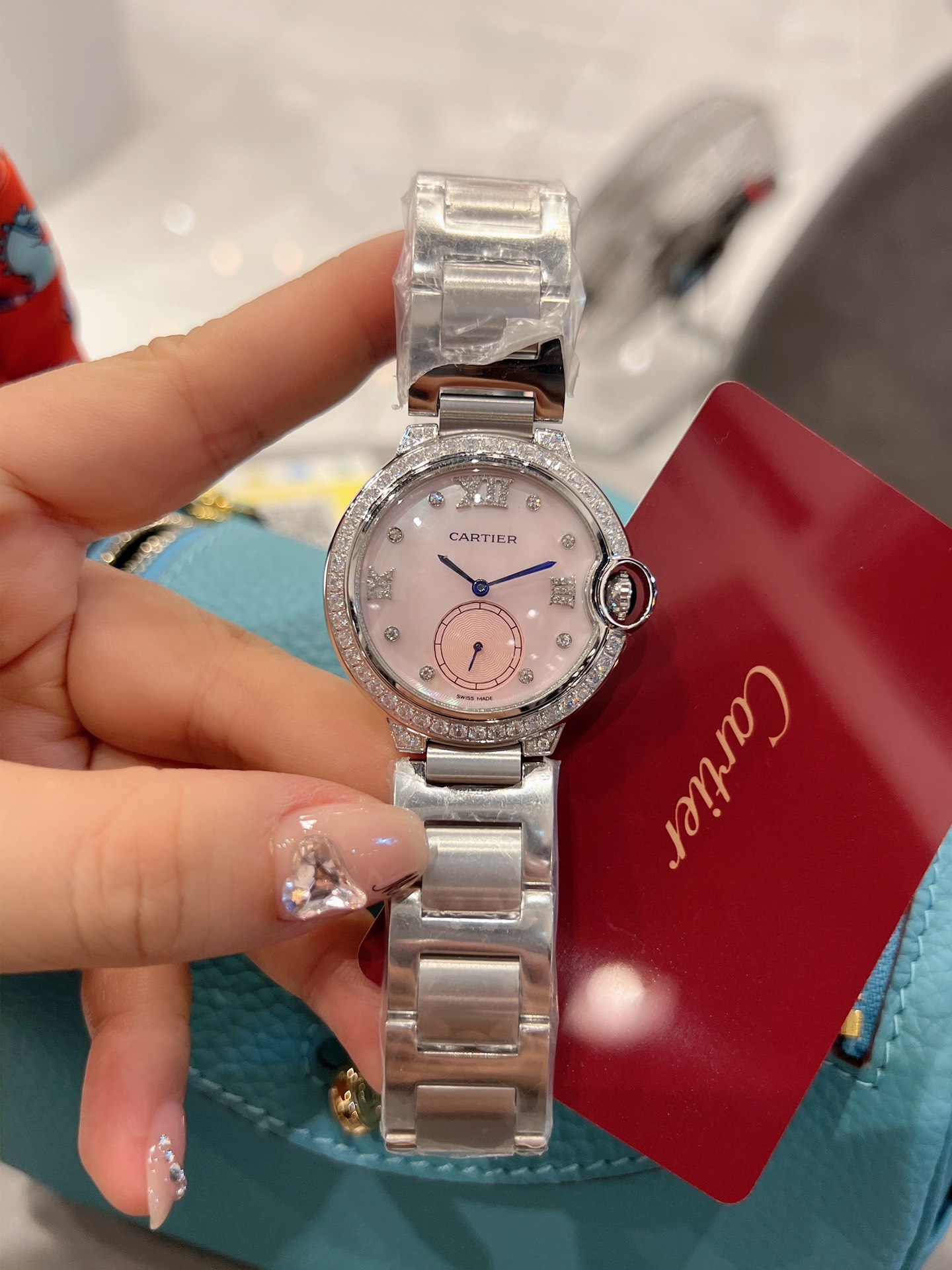 春夏冰粉新色💰350❤️  卡地亚 完美的治愈色/很气质的颜色，荔枝纹皮饱和度恰到好处，细腻的羊皮戴上手超级柔软舒适✨自然的奶油感，简直不要太小清新，关键是超显高档❗️ 卡地亚蓝气球镶钻珍珠贝壳🐚面🌃星空运转 奢华实物超美💋瑞士石英尺寸36mm 力荐入手