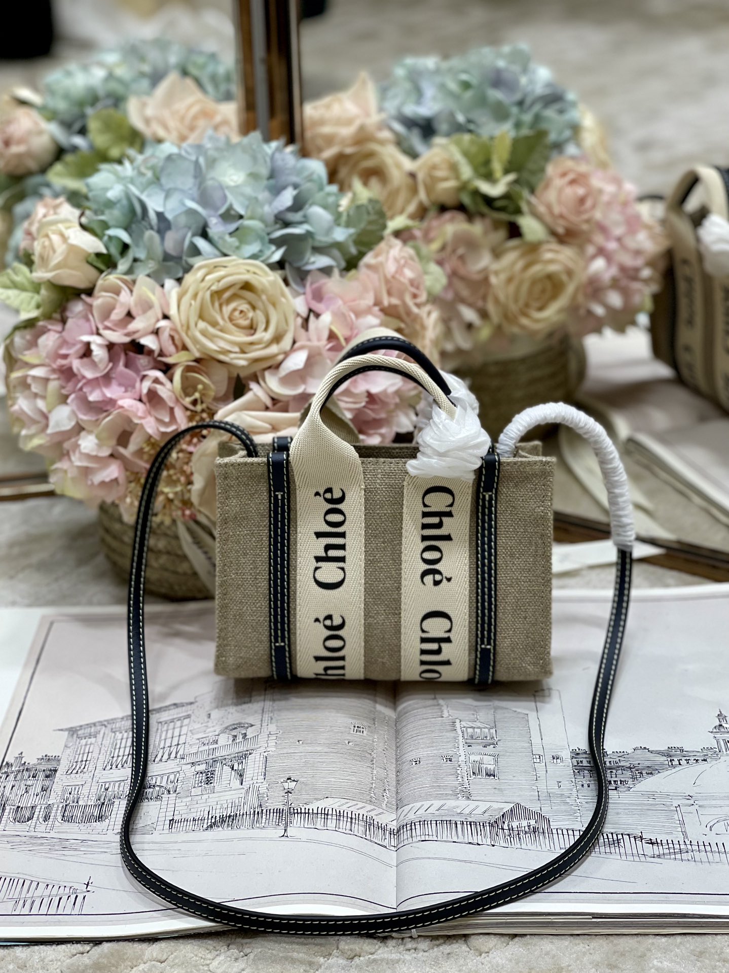 Chloé Woody Mini Tote con Correa - Elegancia y Versatilidad en un Diseño Compacto