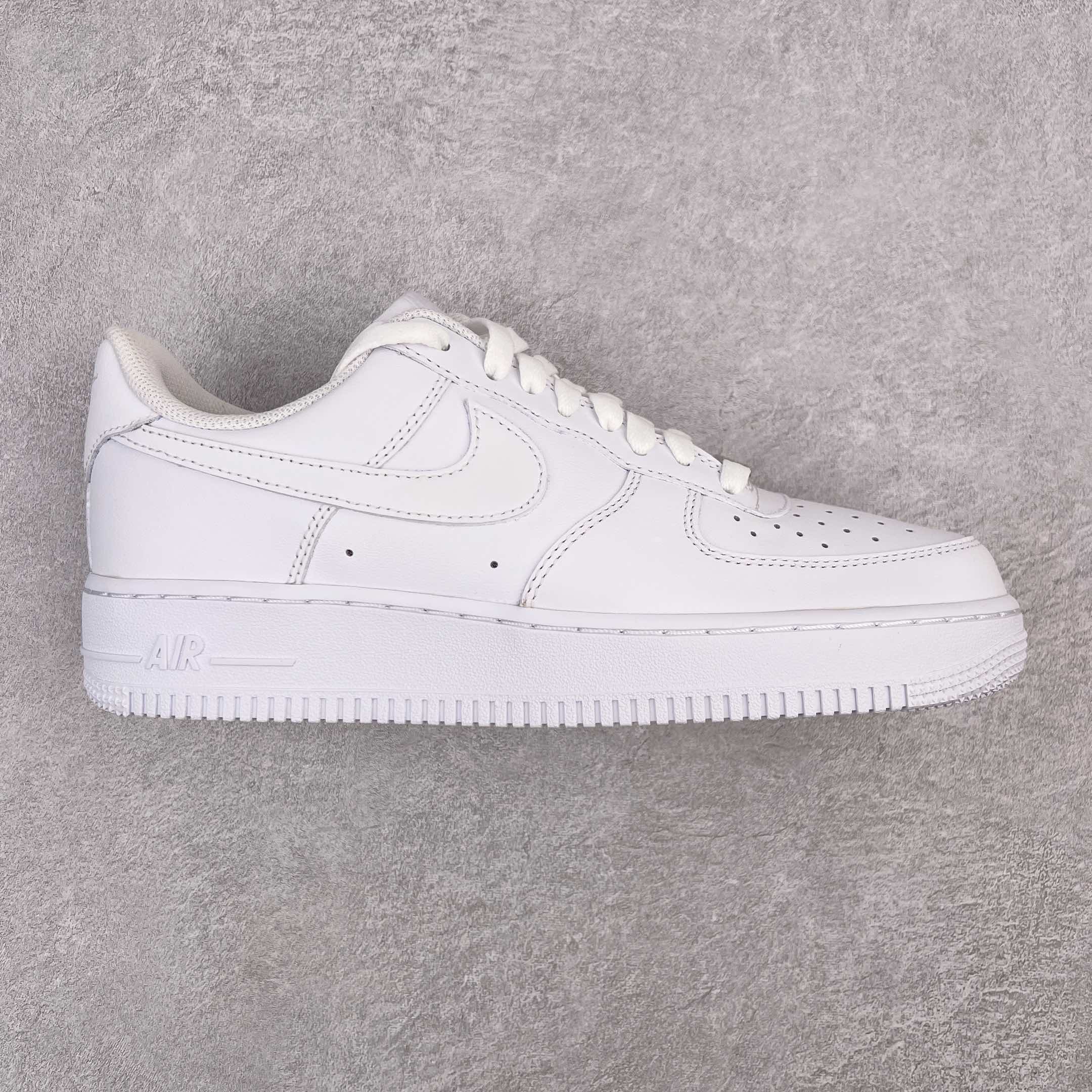 零售💰300 ＃OG纯原 NK Air Force 1 Low \’07 空军一号纯白低帮经典板鞋 纯白 CW2288-111 全鞋电脑针车 工整有序 原厂港宝加持完美还原灵魂版型 原盒原配从里到外百分百还原 原厂全头层原厂皮料 原标原盒 内置Sole气垫 中底白色背胶 中底划线 已经无限的接近公司 原厂楦头 原厂刺绣 后跟弧度修正 正确中底四线防伪 尺码：36 36.5 37.5 38 38.5 39 40 40.5 41 42 42.5 43 44 44.5 45 46 编码：by3936000-运动鞋