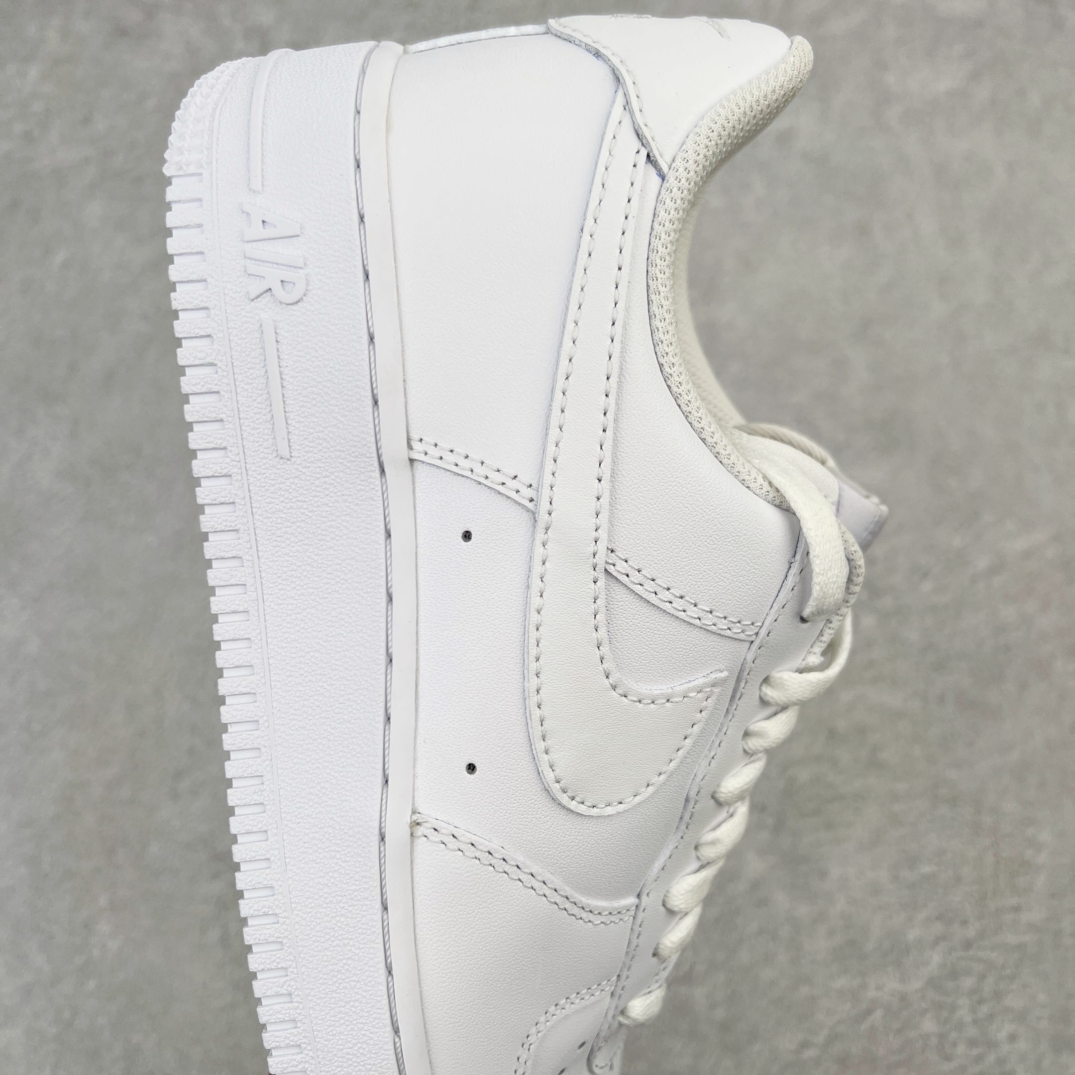 图片[5]-零售💰300 ＃OG纯原 NK Air Force 1 Low \’07 空军一号纯白低帮经典板鞋 纯白 CW2288-111 全鞋电脑针车 工整有序 原厂港宝加持完美还原灵魂版型 原盒原配从里到外百分百还原 原厂全头层原厂皮料 原标原盒 内置Sole气垫 中底白色背胶 中底划线 已经无限的接近公司 原厂楦头 原厂刺绣 后跟弧度修正 正确中底四线防伪 尺码：36 36.5 37.5 38 38.5 39 40 40.5 41 42 42.5 43 44 44.5 45 46 编码：by3936000-运动鞋