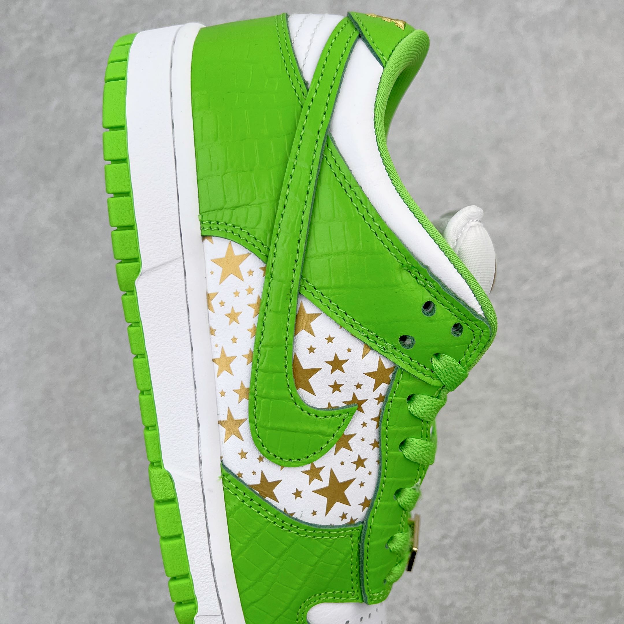 图片[6]-＃OG纯原特价 Supreme x NK SB Dunk Low 联名白金绿 DH3228-101 圈内最强 零售首选 独家原厂航空铝磨具打磨大底 鞋头坡度极致还原 原盒原配 圈内天花板工艺 原厂冲刀 超高清洁度 全鞋零毛边皮料切割 全套原楦原模倾力打造完美版型 采用原厂百宏鞋带以及原厂百宏织唛舌标 内标可供原厂几率过验 原厂中底布黄色点胶 原厂中底布拉帮走线遵循公司‼️尺码：36 36.5 37.5 38 38.5 39 40 40.5 41 42 42.5 43 44 45 46 47.5-选品中心