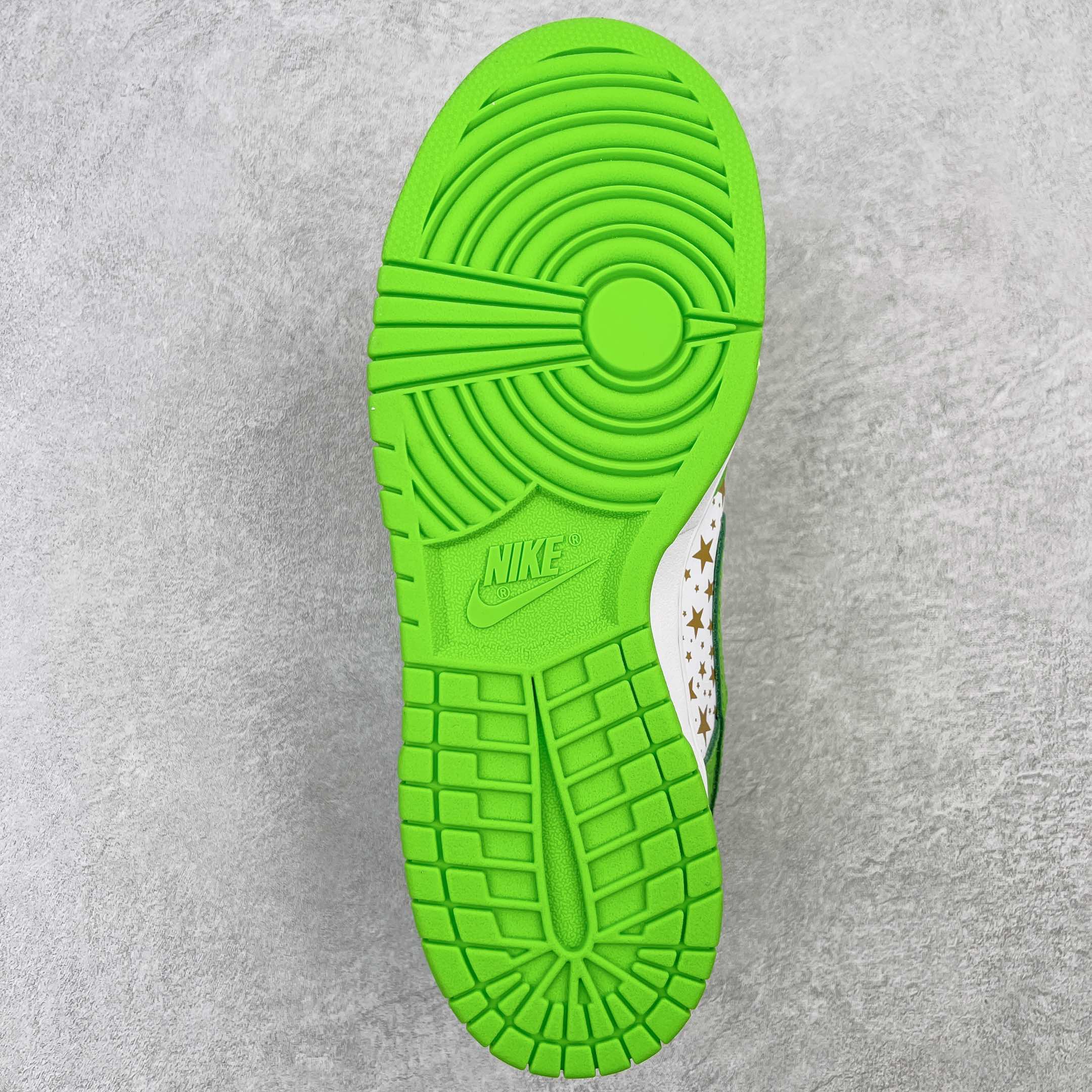 图片[9]-＃OG纯原特价 Supreme x NK SB Dunk Low 联名白金绿 DH3228-101 圈内最强 零售首选 独家原厂航空铝磨具打磨大底 鞋头坡度极致还原 原盒原配 圈内天花板工艺 原厂冲刀 超高清洁度 全鞋零毛边皮料切割 全套原楦原模倾力打造完美版型 采用原厂百宏鞋带以及原厂百宏织唛舌标 内标可供原厂几率过验 原厂中底布黄色点胶 原厂中底布拉帮走线遵循公司‼️尺码：36 36.5 37.5 38 38.5 39 40 40.5 41 42 42.5 43 44 45 46 47.5-选品中心