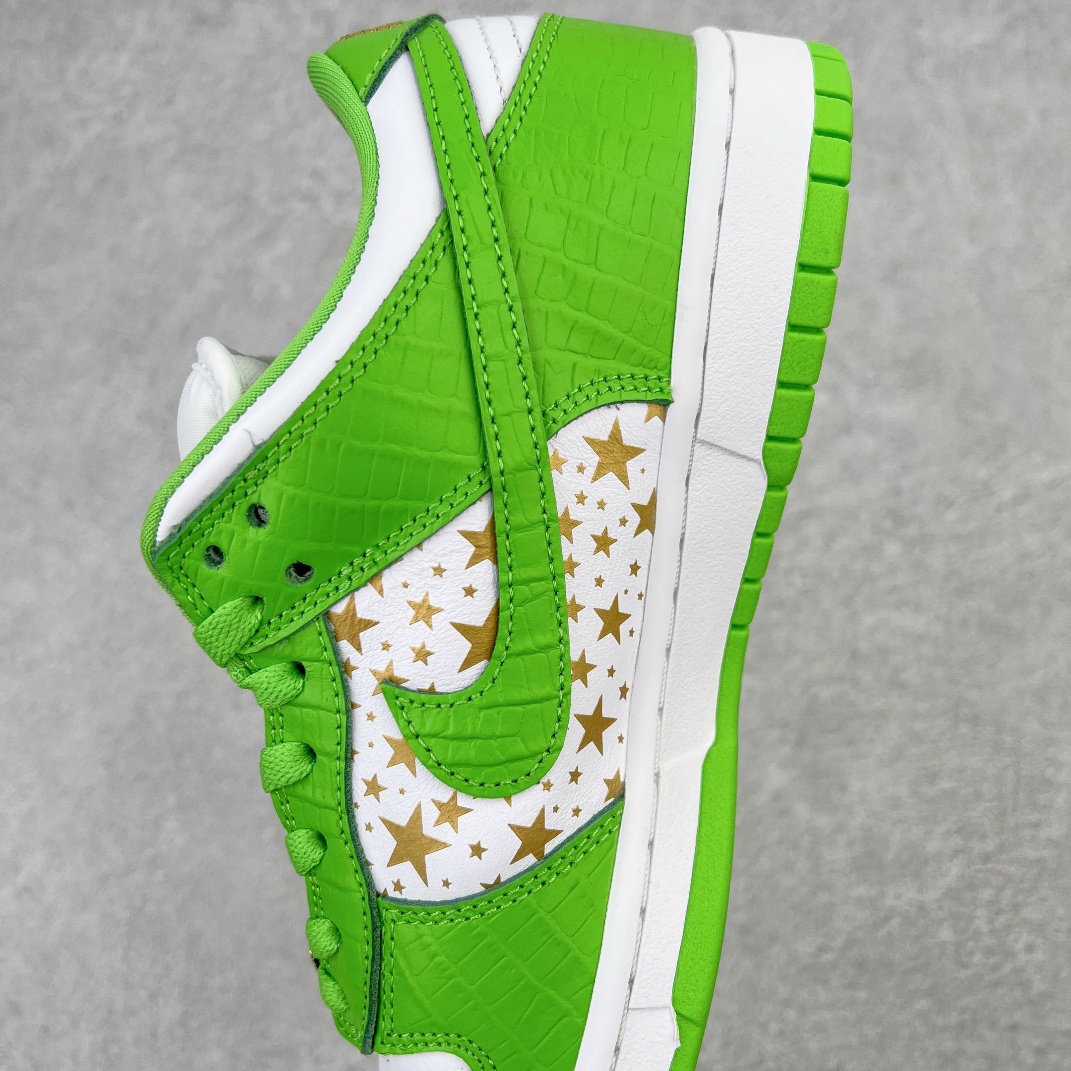 图片[7]-＃OG纯原特价 Supreme x NK SB Dunk Low 联名白金绿 DH3228-101 圈内最强 零售首选 独家原厂航空铝磨具打磨大底 鞋头坡度极致还原 原盒原配 圈内天花板工艺 原厂冲刀 超高清洁度 全鞋零毛边皮料切割 全套原楦原模倾力打造完美版型 采用原厂百宏鞋带以及原厂百宏织唛舌标 内标可供原厂几率过验 原厂中底布黄色点胶 原厂中底布拉帮走线遵循公司‼️尺码：36 36.5 37.5 38 38.5 39 40 40.5 41 42 42.5 43 44 45 46 47.5-选品中心