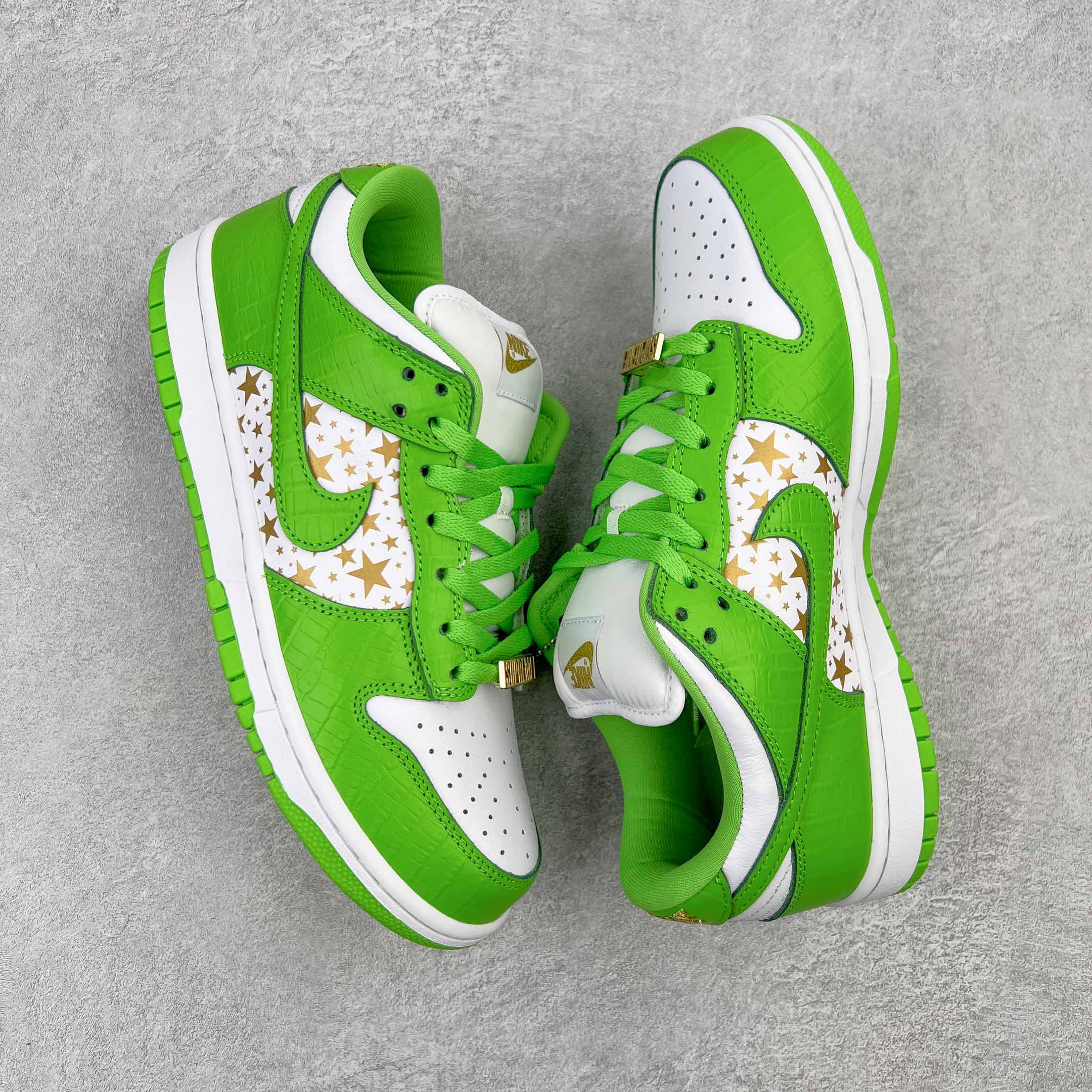 图片[3]-＃OG纯原特价 Supreme x NK SB Dunk Low 联名白金绿 DH3228-101 圈内最强 零售首选 独家原厂航空铝磨具打磨大底 鞋头坡度极致还原 原盒原配 圈内天花板工艺 原厂冲刀 超高清洁度 全鞋零毛边皮料切割 全套原楦原模倾力打造完美版型 采用原厂百宏鞋带以及原厂百宏织唛舌标 内标可供原厂几率过验 原厂中底布黄色点胶 原厂中底布拉帮走线遵循公司‼️尺码：36 36.5 37.5 38 38.5 39 40 40.5 41 42 42.5 43 44 45 46 47.5-选品中心