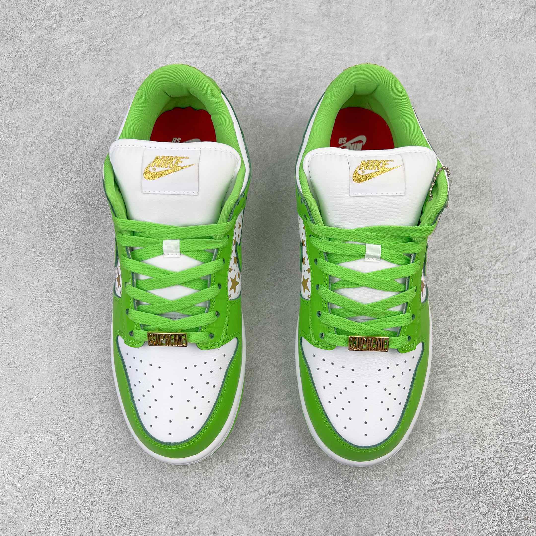 图片[2]-＃OG纯原特价 Supreme x NK SB Dunk Low 联名白金绿 DH3228-101 圈内最强 零售首选 独家原厂航空铝磨具打磨大底 鞋头坡度极致还原 原盒原配 圈内天花板工艺 原厂冲刀 超高清洁度 全鞋零毛边皮料切割 全套原楦原模倾力打造完美版型 采用原厂百宏鞋带以及原厂百宏织唛舌标 内标可供原厂几率过验 原厂中底布黄色点胶 原厂中底布拉帮走线遵循公司‼️尺码：36 36.5 37.5 38 38.5 39 40 40.5 41 42 42.5 43 44 45 46 47.5-选品中心