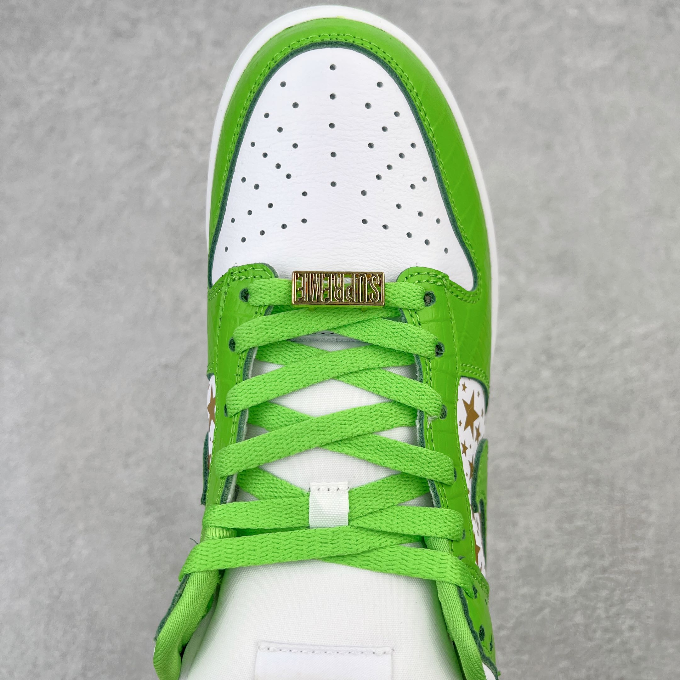 图片[4]-＃OG纯原特价 Supreme x NK SB Dunk Low 联名白金绿 DH3228-101 圈内最强 零售首选 独家原厂航空铝磨具打磨大底 鞋头坡度极致还原 原盒原配 圈内天花板工艺 原厂冲刀 超高清洁度 全鞋零毛边皮料切割 全套原楦原模倾力打造完美版型 采用原厂百宏鞋带以及原厂百宏织唛舌标 内标可供原厂几率过验 原厂中底布黄色点胶 原厂中底布拉帮走线遵循公司‼️尺码：36 36.5 37.5 38 38.5 39 40 40.5 41 42 42.5 43 44 45 46 47.5-选品中心