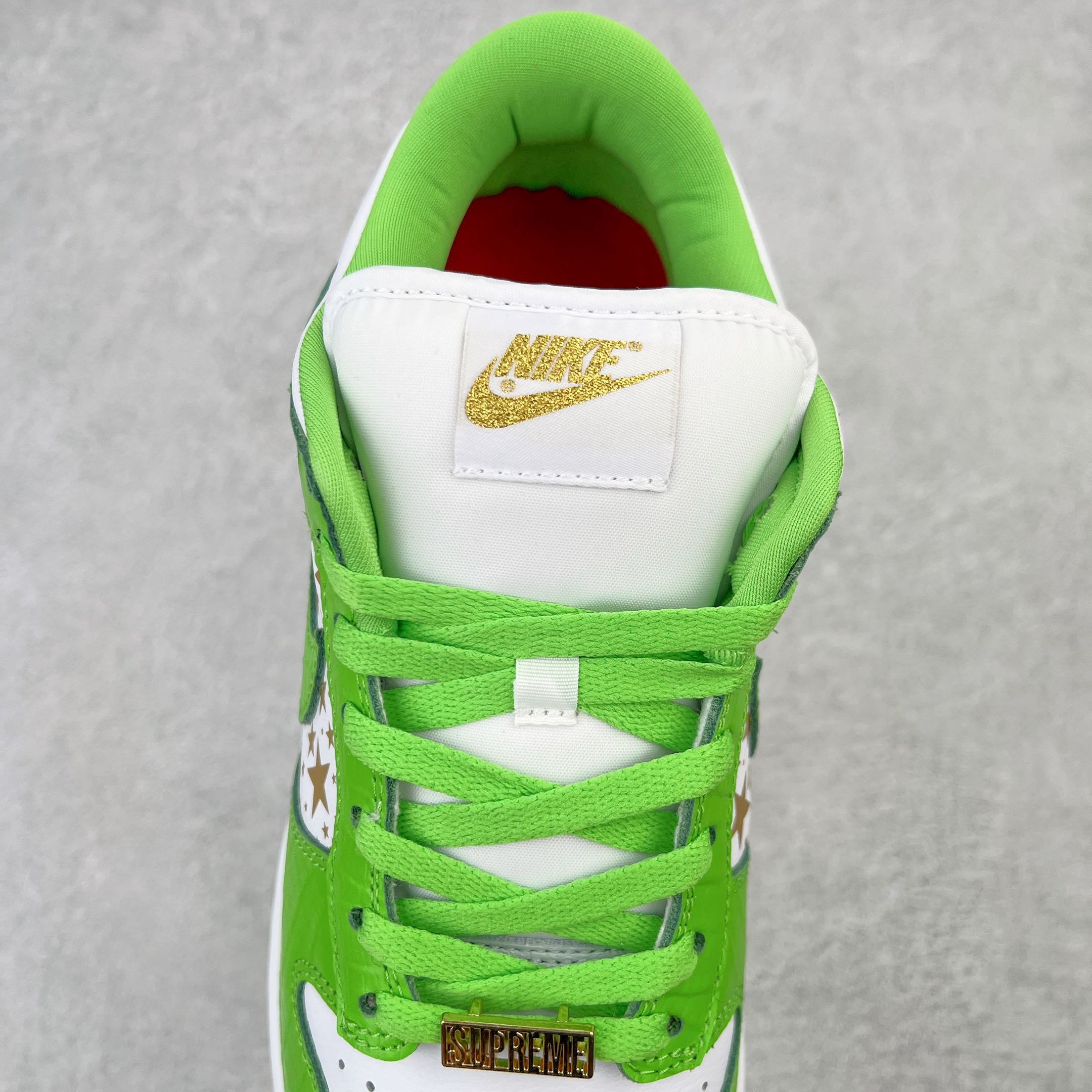 图片[5]-＃OG纯原特价 Supreme x NK SB Dunk Low 联名白金绿 DH3228-101 圈内最强 零售首选 独家原厂航空铝磨具打磨大底 鞋头坡度极致还原 原盒原配 圈内天花板工艺 原厂冲刀 超高清洁度 全鞋零毛边皮料切割 全套原楦原模倾力打造完美版型 采用原厂百宏鞋带以及原厂百宏织唛舌标 内标可供原厂几率过验 原厂中底布黄色点胶 原厂中底布拉帮走线遵循公司‼️尺码：36 36.5 37.5 38 38.5 39 40 40.5 41 42 42.5 43 44 45 46 47.5-选品中心