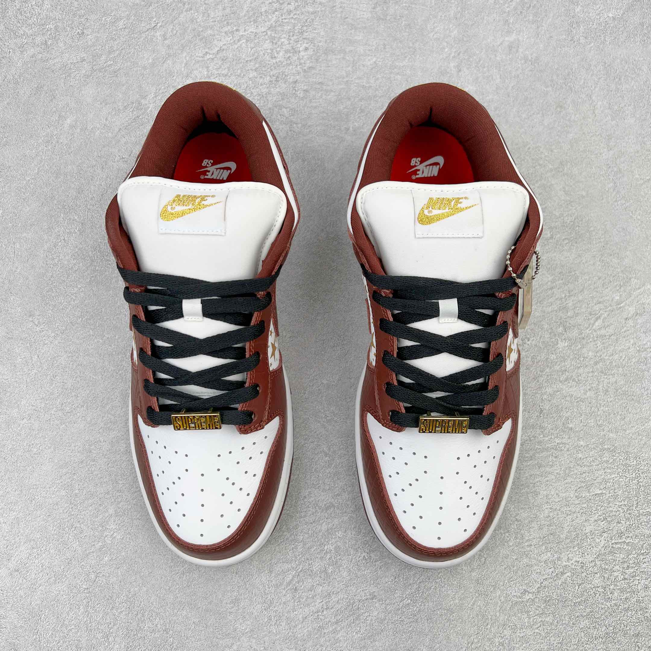 图片[2]-＃OG纯原特价 Supreme x NK SB Dunk Low 联名白金红 DH3228-103 圈内最强 零售首选 独家原厂航空铝磨具打磨大底 鞋头坡度极致还原 原盒原配 圈内天花板工艺 原厂冲刀 超高清洁度 全鞋零毛边皮料切割 全套原楦原模倾力打造完美版型 采用原厂百宏鞋带以及原厂百宏织唛舌标 内标可供原厂几率过验 原厂中底布黄色点胶 原厂中底布拉帮走线遵循公司‼️尺码：36 36.5 37.5 38 38.5 39 40 40.5 41 42 42.5 43 44 45 46 47.5-选品中心