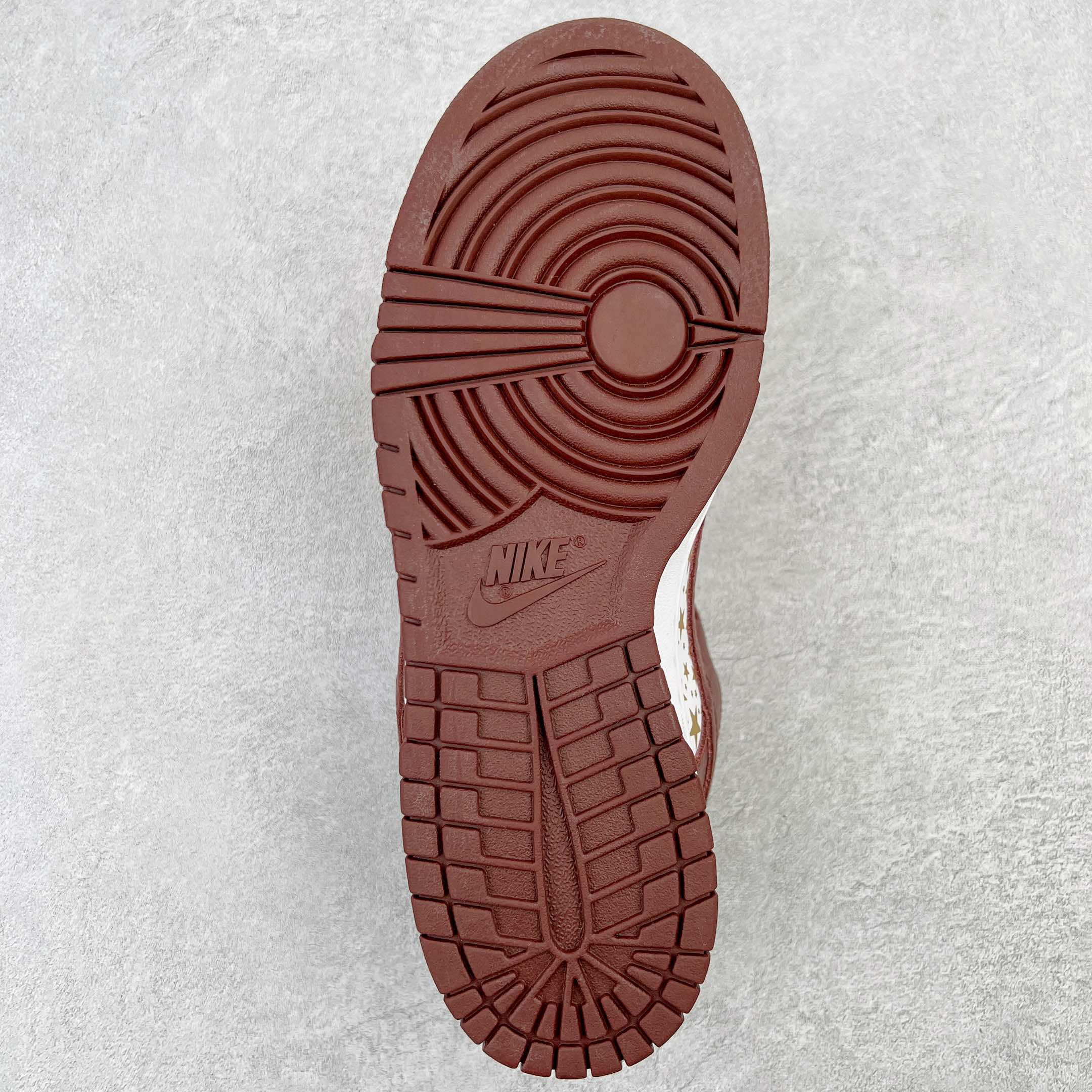 图片[9]-＃OG纯原特价 Supreme x NK SB Dunk Low 联名白金红 DH3228-103 圈内最强 零售首选 独家原厂航空铝磨具打磨大底 鞋头坡度极致还原 原盒原配 圈内天花板工艺 原厂冲刀 超高清洁度 全鞋零毛边皮料切割 全套原楦原模倾力打造完美版型 采用原厂百宏鞋带以及原厂百宏织唛舌标 内标可供原厂几率过验 原厂中底布黄色点胶 原厂中底布拉帮走线遵循公司‼️尺码：36 36.5 37.5 38 38.5 39 40 40.5 41 42 42.5 43 44 45 46 47.5-选品中心