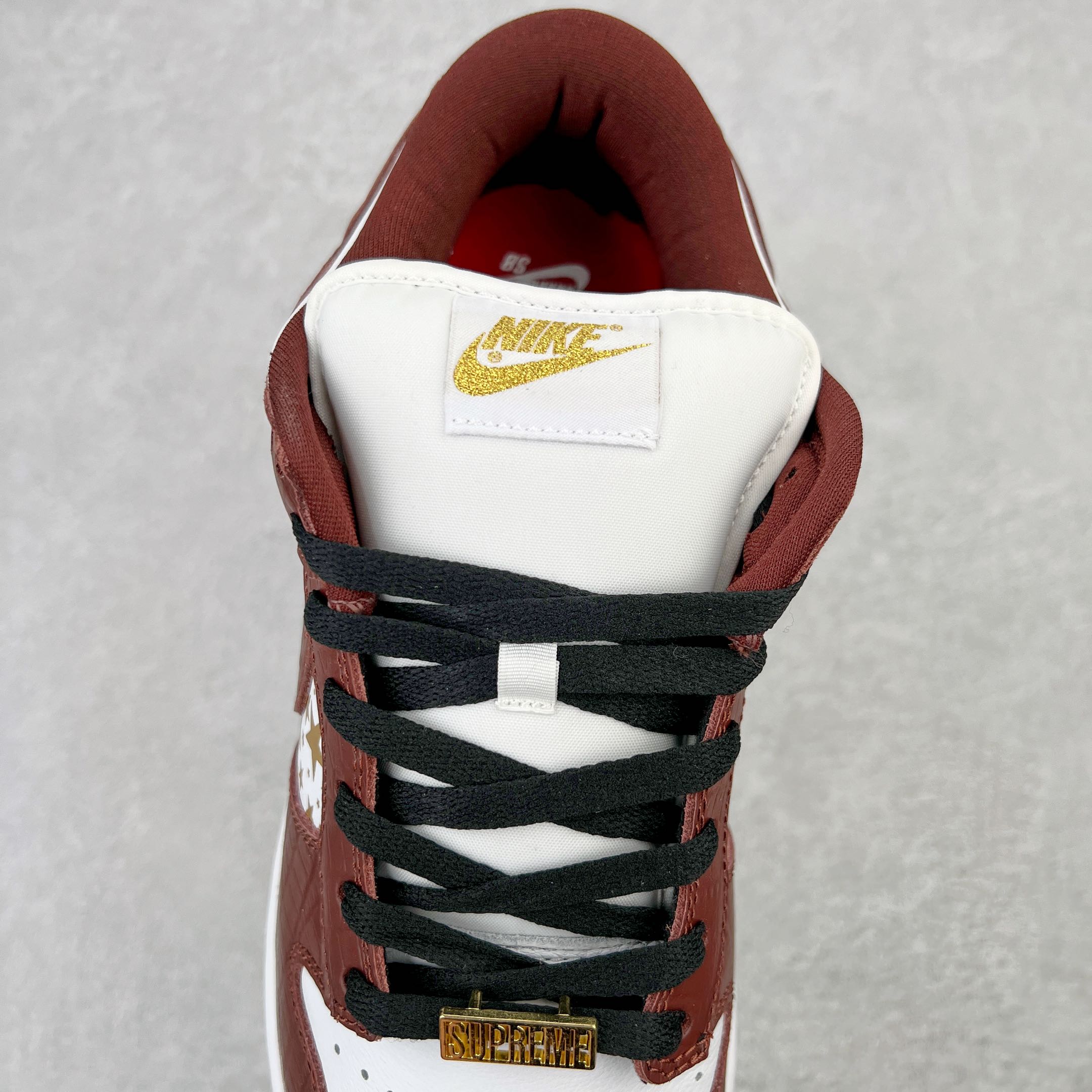 图片[5]-＃OG纯原特价 Supreme x NK SB Dunk Low 联名白金红 DH3228-103 圈内最强 零售首选 独家原厂航空铝磨具打磨大底 鞋头坡度极致还原 原盒原配 圈内天花板工艺 原厂冲刀 超高清洁度 全鞋零毛边皮料切割 全套原楦原模倾力打造完美版型 采用原厂百宏鞋带以及原厂百宏织唛舌标 内标可供原厂几率过验 原厂中底布黄色点胶 原厂中底布拉帮走线遵循公司‼️尺码：36 36.5 37.5 38 38.5 39 40 40.5 41 42 42.5 43 44 45 46 47.5-选品中心