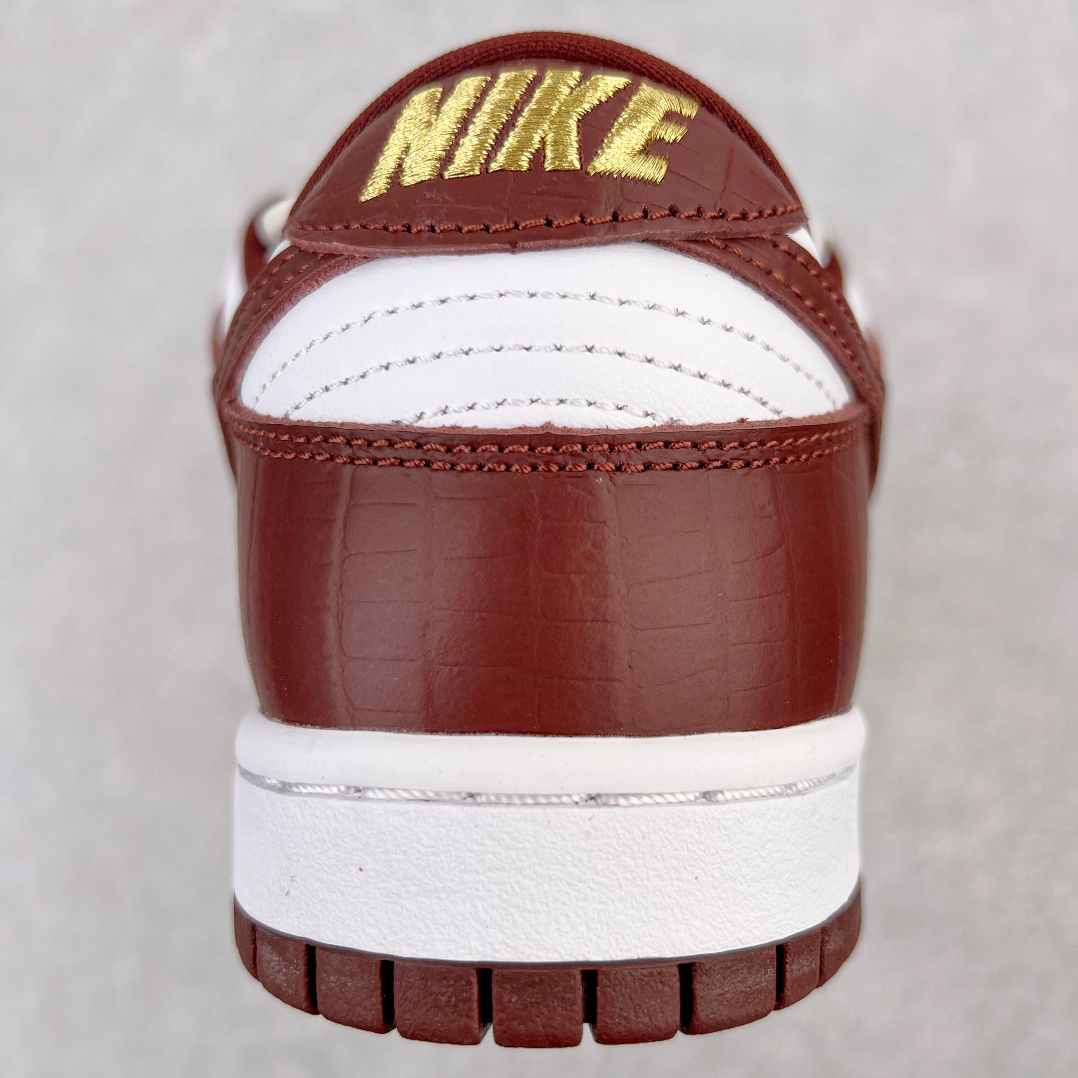 图片[8]-＃OG纯原特价 Supreme x NK SB Dunk Low 联名白金红 DH3228-103 圈内最强 零售首选 独家原厂航空铝磨具打磨大底 鞋头坡度极致还原 原盒原配 圈内天花板工艺 原厂冲刀 超高清洁度 全鞋零毛边皮料切割 全套原楦原模倾力打造完美版型 采用原厂百宏鞋带以及原厂百宏织唛舌标 内标可供原厂几率过验 原厂中底布黄色点胶 原厂中底布拉帮走线遵循公司‼️尺码：36 36.5 37.5 38 38.5 39 40 40.5 41 42 42.5 43 44 45 46 47.5-选品中心