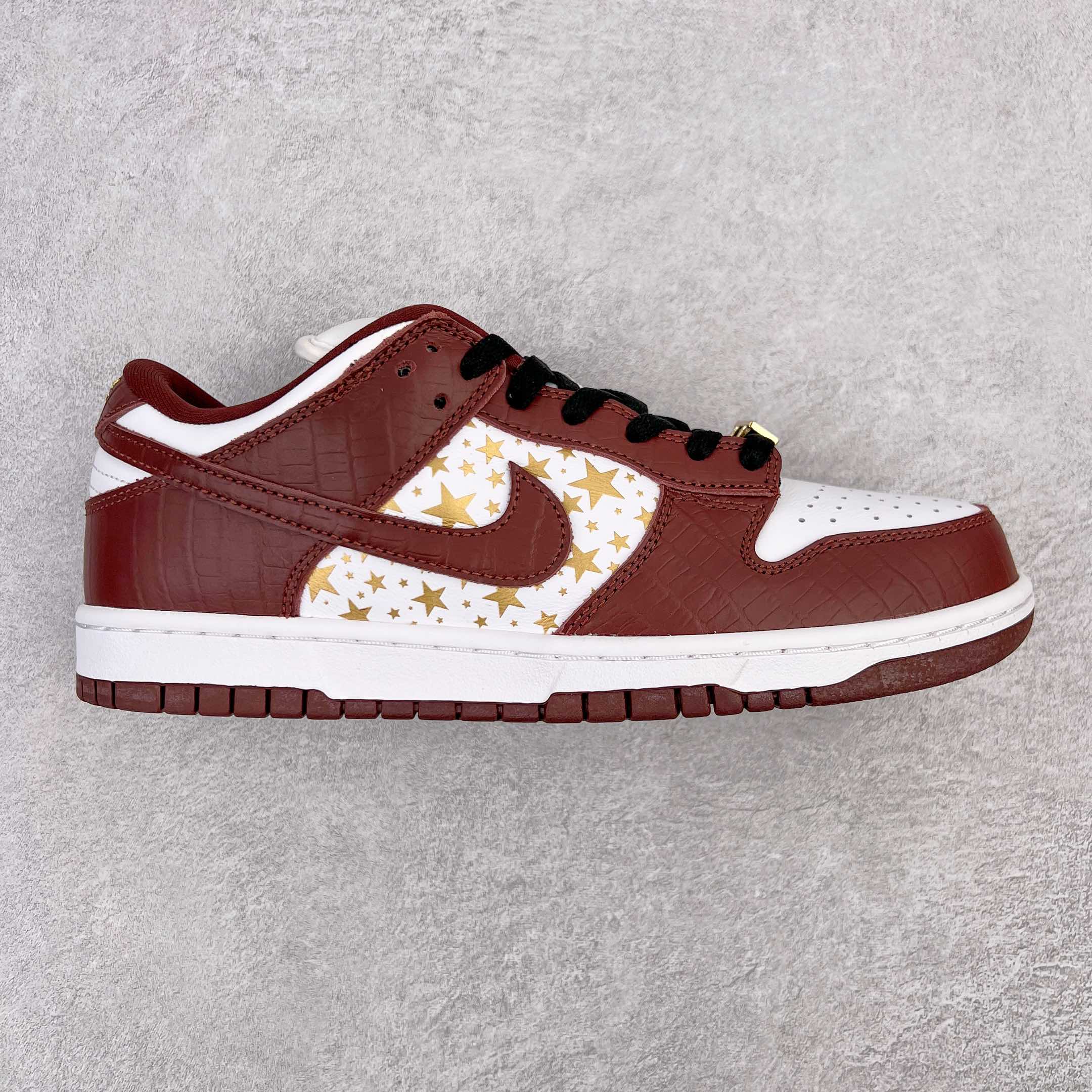 ＃OG纯原特价 Supreme x NK SB Dunk Low 联名白金红 DH3228-103 圈内最强 零售首选 独家原厂航空铝磨具打磨大底 鞋头坡度极致还原 原盒原配 圈内天花板工艺 原厂冲刀 超高清洁度 全鞋零毛边皮料切割 全套原楦原模倾力打造完美版型 采用原厂百宏鞋带以及原厂百宏织唛舌标 内标可供原厂几率过验 原厂中底布黄色点胶 原厂中底布拉帮走线遵循公司‼️尺码：36 36.5 37.5 38 38.5 39 40 40.5 41 42 42.5 43 44 45 46 47.5-选品中心