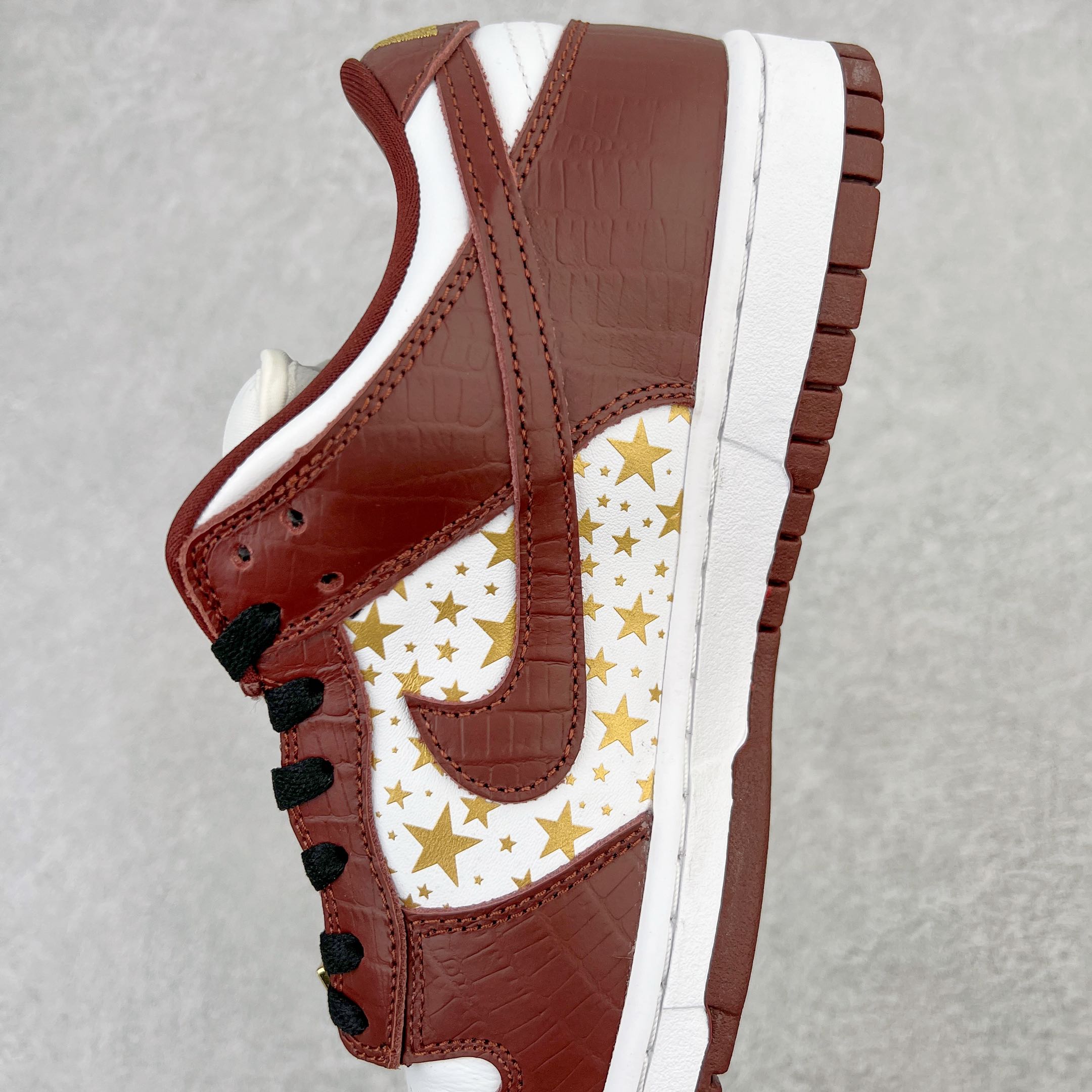 图片[7]-＃OG纯原特价 Supreme x NK SB Dunk Low 联名白金红 DH3228-103 圈内最强 零售首选 独家原厂航空铝磨具打磨大底 鞋头坡度极致还原 原盒原配 圈内天花板工艺 原厂冲刀 超高清洁度 全鞋零毛边皮料切割 全套原楦原模倾力打造完美版型 采用原厂百宏鞋带以及原厂百宏织唛舌标 内标可供原厂几率过验 原厂中底布黄色点胶 原厂中底布拉帮走线遵循公司‼️尺码：36 36.5 37.5 38 38.5 39 40 40.5 41 42 42.5 43 44 45 46 47.5-选品中心