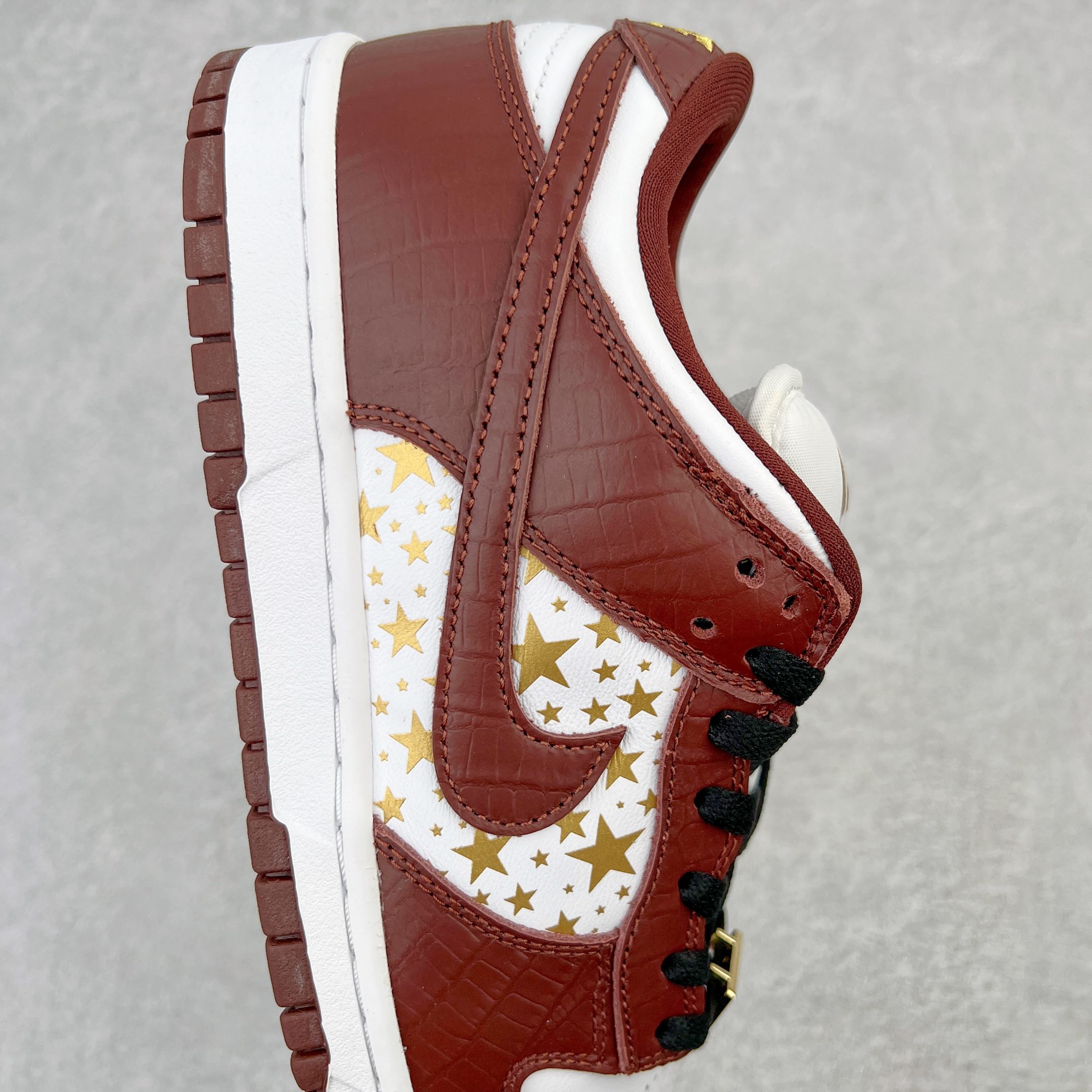 图片[6]-＃OG纯原特价 Supreme x NK SB Dunk Low 联名白金红 DH3228-103 圈内最强 零售首选 独家原厂航空铝磨具打磨大底 鞋头坡度极致还原 原盒原配 圈内天花板工艺 原厂冲刀 超高清洁度 全鞋零毛边皮料切割 全套原楦原模倾力打造完美版型 采用原厂百宏鞋带以及原厂百宏织唛舌标 内标可供原厂几率过验 原厂中底布黄色点胶 原厂中底布拉帮走线遵循公司‼️尺码：36 36.5 37.5 38 38.5 39 40 40.5 41 42 42.5 43 44 45 46 47.5-选品中心
