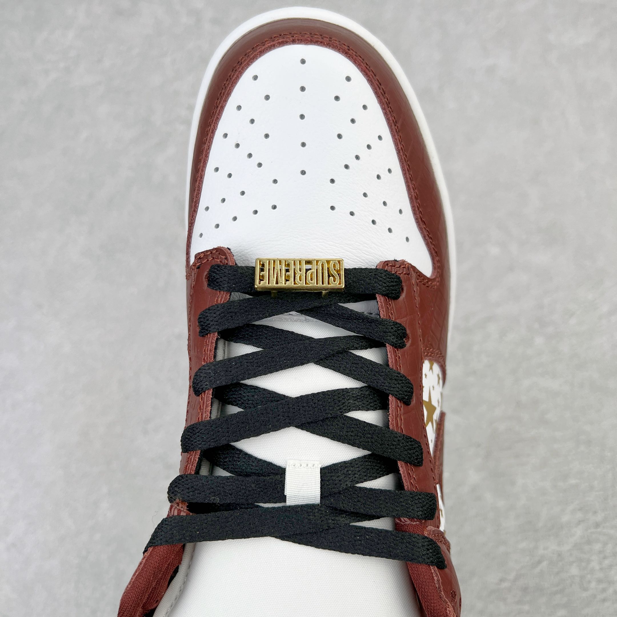 图片[4]-＃OG纯原特价 Supreme x NK SB Dunk Low 联名白金红 DH3228-103 圈内最强 零售首选 独家原厂航空铝磨具打磨大底 鞋头坡度极致还原 原盒原配 圈内天花板工艺 原厂冲刀 超高清洁度 全鞋零毛边皮料切割 全套原楦原模倾力打造完美版型 采用原厂百宏鞋带以及原厂百宏织唛舌标 内标可供原厂几率过验 原厂中底布黄色点胶 原厂中底布拉帮走线遵循公司‼️尺码：36 36.5 37.5 38 38.5 39 40 40.5 41 42 42.5 43 44 45 46 47.5-选品中心