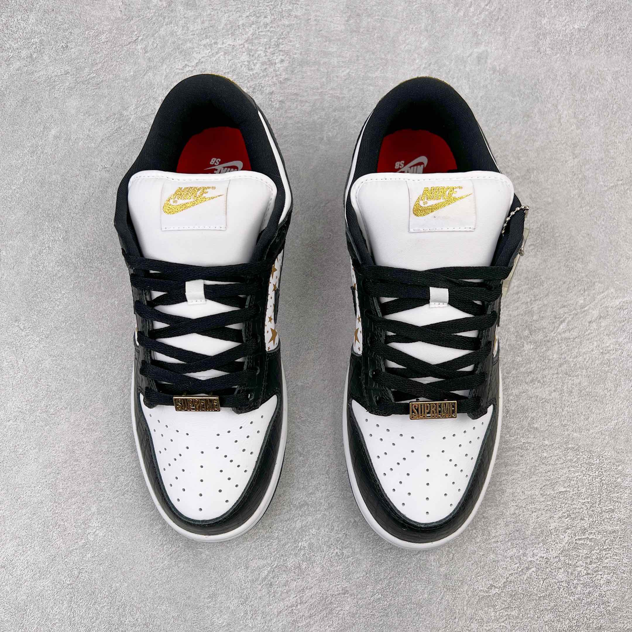 图片[2]-＃OG纯原特价 Supreme x NK SB Dunk Low 联名白金黑 DH3228-102 圈内最强 零售首选 独家原厂航空铝磨具打磨大底 鞋头坡度极致还原 原盒原配 圈内天花板工艺 原厂冲刀 超高清洁度 全鞋零毛边皮料切割 全套原楦原模倾力打造完美版型 采用原厂百宏鞋带以及原厂百宏织唛舌标 内标可供原厂几率过验 原厂中底布黄色点胶 原厂中底布拉帮走线遵循公司‼️尺码：36 36.5 37.5 38 38.5 39 40 40.5 41 42 42.5 43 44 45 46 47.5-选品中心