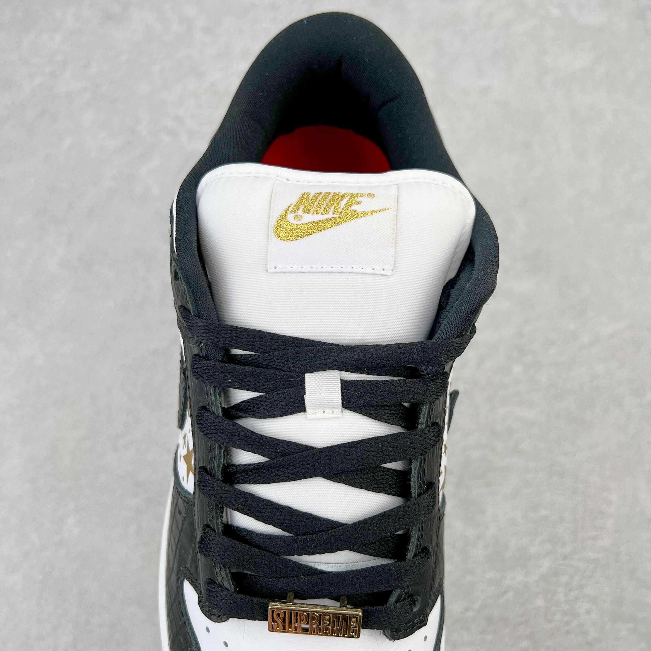 图片[5]-＃OG纯原特价 Supreme x NK SB Dunk Low 联名白金黑 DH3228-102 圈内最强 零售首选 独家原厂航空铝磨具打磨大底 鞋头坡度极致还原 原盒原配 圈内天花板工艺 原厂冲刀 超高清洁度 全鞋零毛边皮料切割 全套原楦原模倾力打造完美版型 采用原厂百宏鞋带以及原厂百宏织唛舌标 内标可供原厂几率过验 原厂中底布黄色点胶 原厂中底布拉帮走线遵循公司‼️尺码：36 36.5 37.5 38 38.5 39 40 40.5 41 42 42.5 43 44 45 46 47.5-选品中心