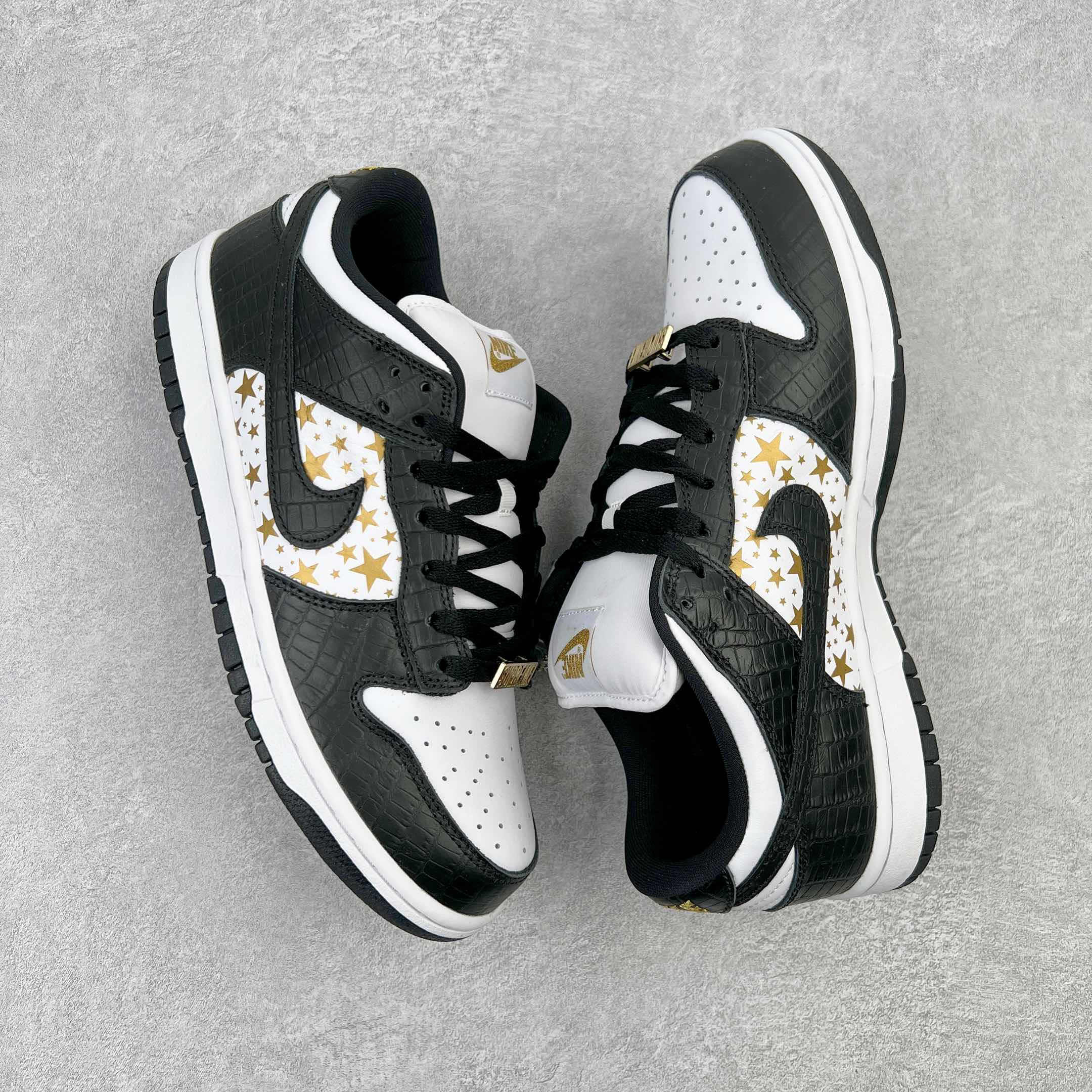 图片[3]-＃OG纯原特价 Supreme x NK SB Dunk Low 联名白金黑 DH3228-102 圈内最强 零售首选 独家原厂航空铝磨具打磨大底 鞋头坡度极致还原 原盒原配 圈内天花板工艺 原厂冲刀 超高清洁度 全鞋零毛边皮料切割 全套原楦原模倾力打造完美版型 采用原厂百宏鞋带以及原厂百宏织唛舌标 内标可供原厂几率过验 原厂中底布黄色点胶 原厂中底布拉帮走线遵循公司‼️尺码：36 36.5 37.5 38 38.5 39 40 40.5 41 42 42.5 43 44 45 46 47.5-选品中心