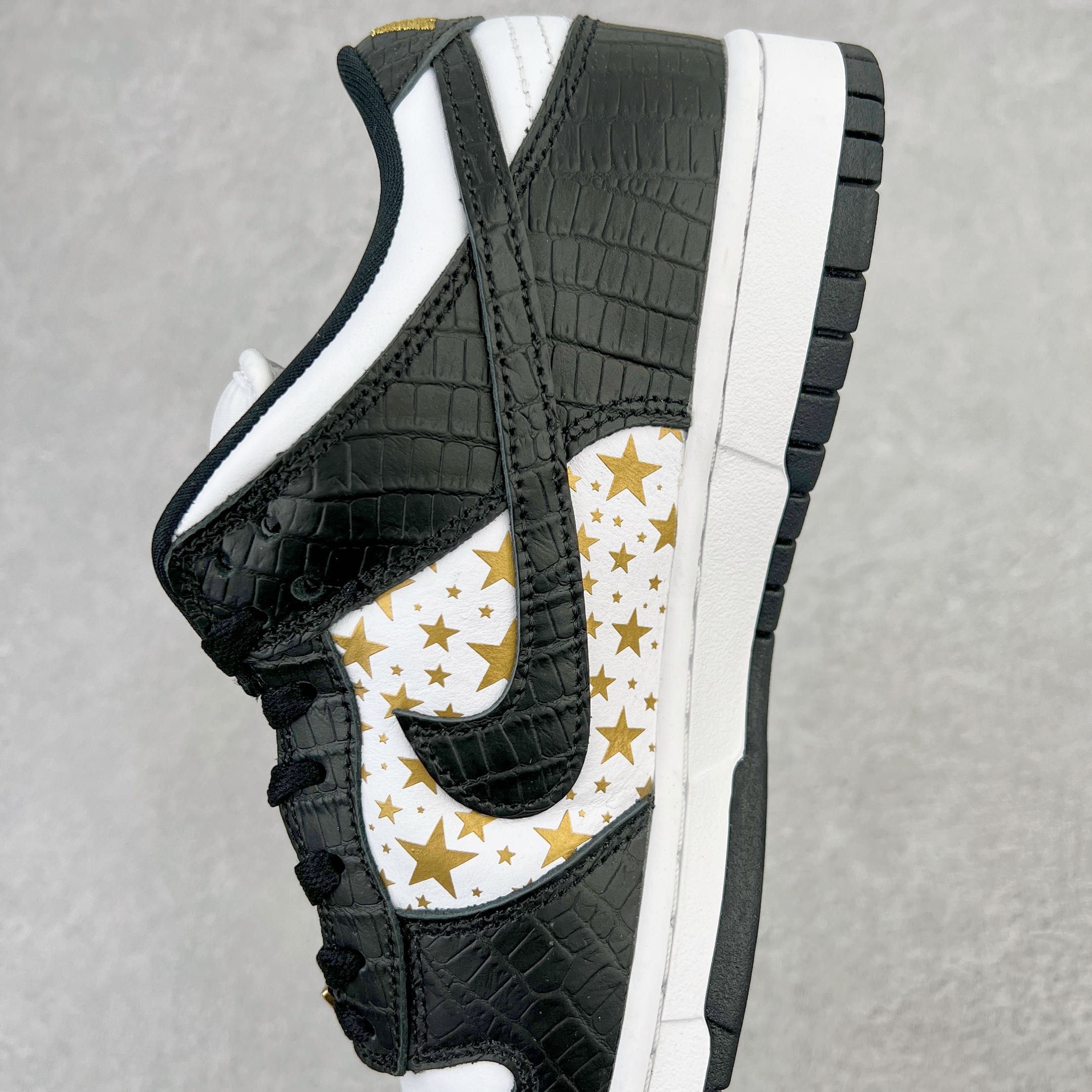 图片[7]-＃OG纯原特价 Supreme x NK SB Dunk Low 联名白金黑 DH3228-102 圈内最强 零售首选 独家原厂航空铝磨具打磨大底 鞋头坡度极致还原 原盒原配 圈内天花板工艺 原厂冲刀 超高清洁度 全鞋零毛边皮料切割 全套原楦原模倾力打造完美版型 采用原厂百宏鞋带以及原厂百宏织唛舌标 内标可供原厂几率过验 原厂中底布黄色点胶 原厂中底布拉帮走线遵循公司‼️尺码：36 36.5 37.5 38 38.5 39 40 40.5 41 42 42.5 43 44 45 46 47.5-选品中心